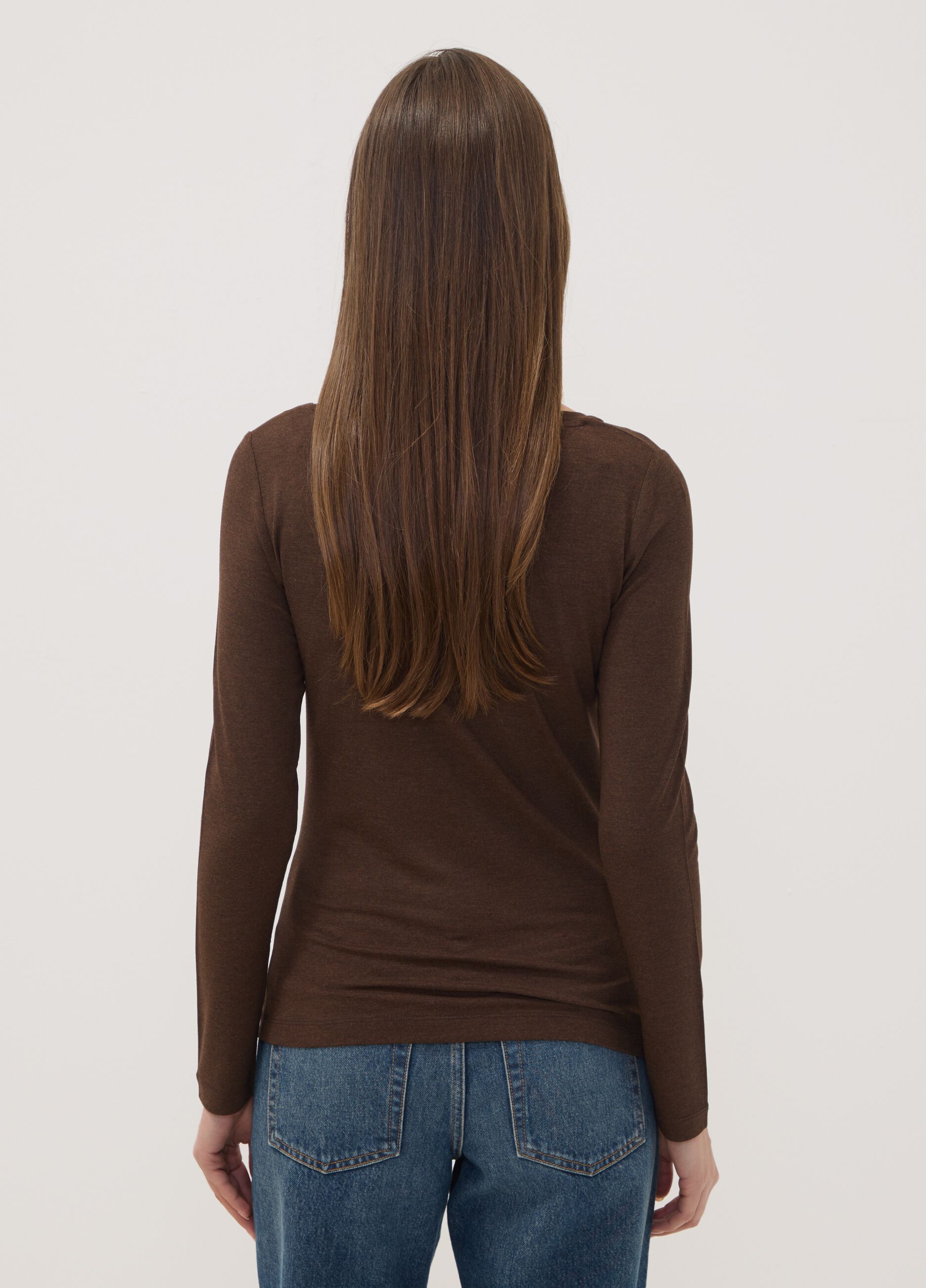 T-shirt marrone in viscosa elasticizzata con girocollo slim fit