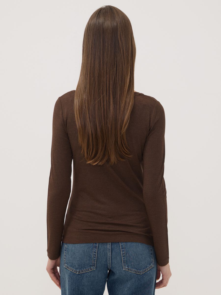 T-shirt marrone in viscosa elasticizzata con girocollo slim fit_3