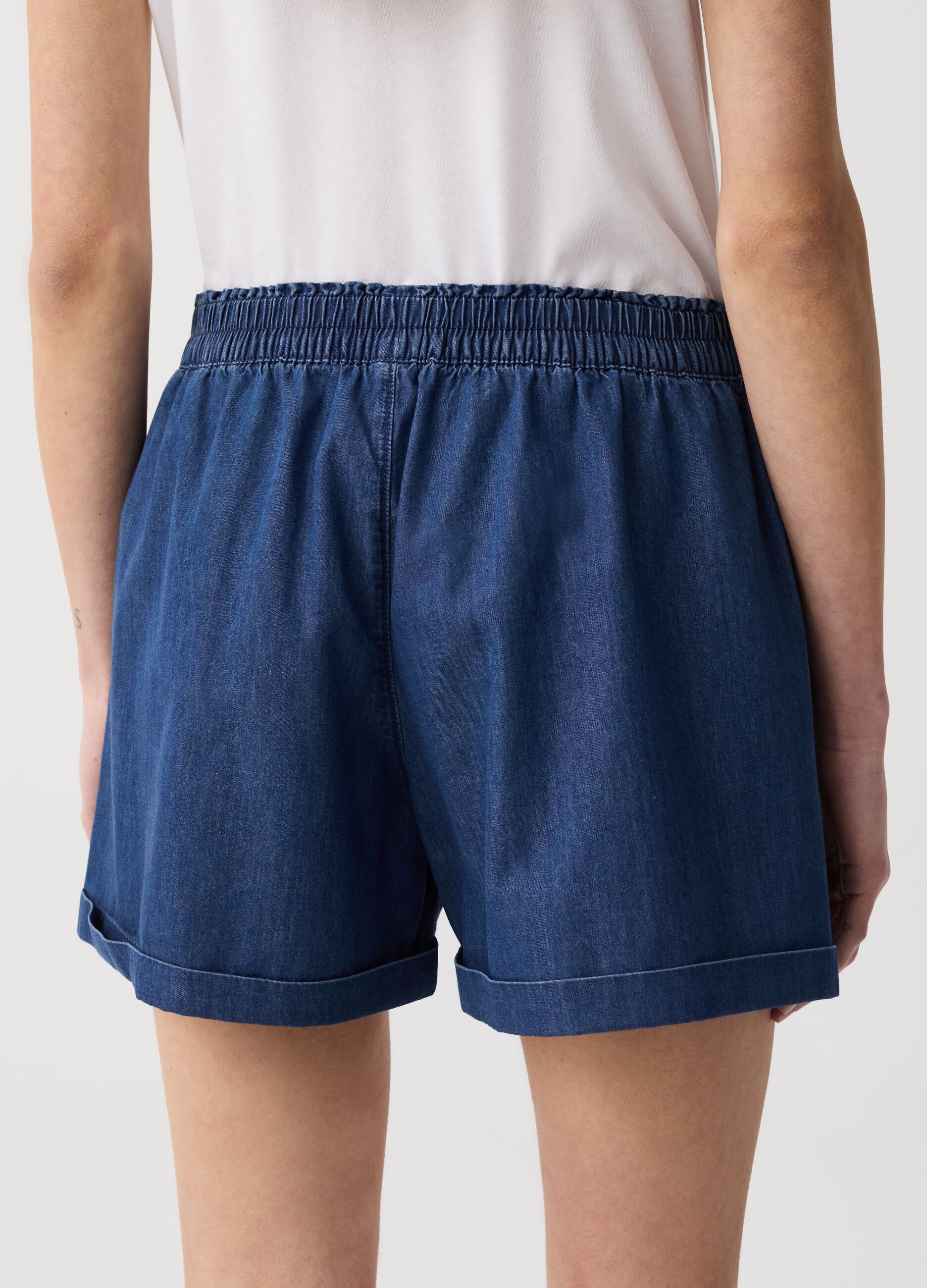 Fluid denim shorts with pockets