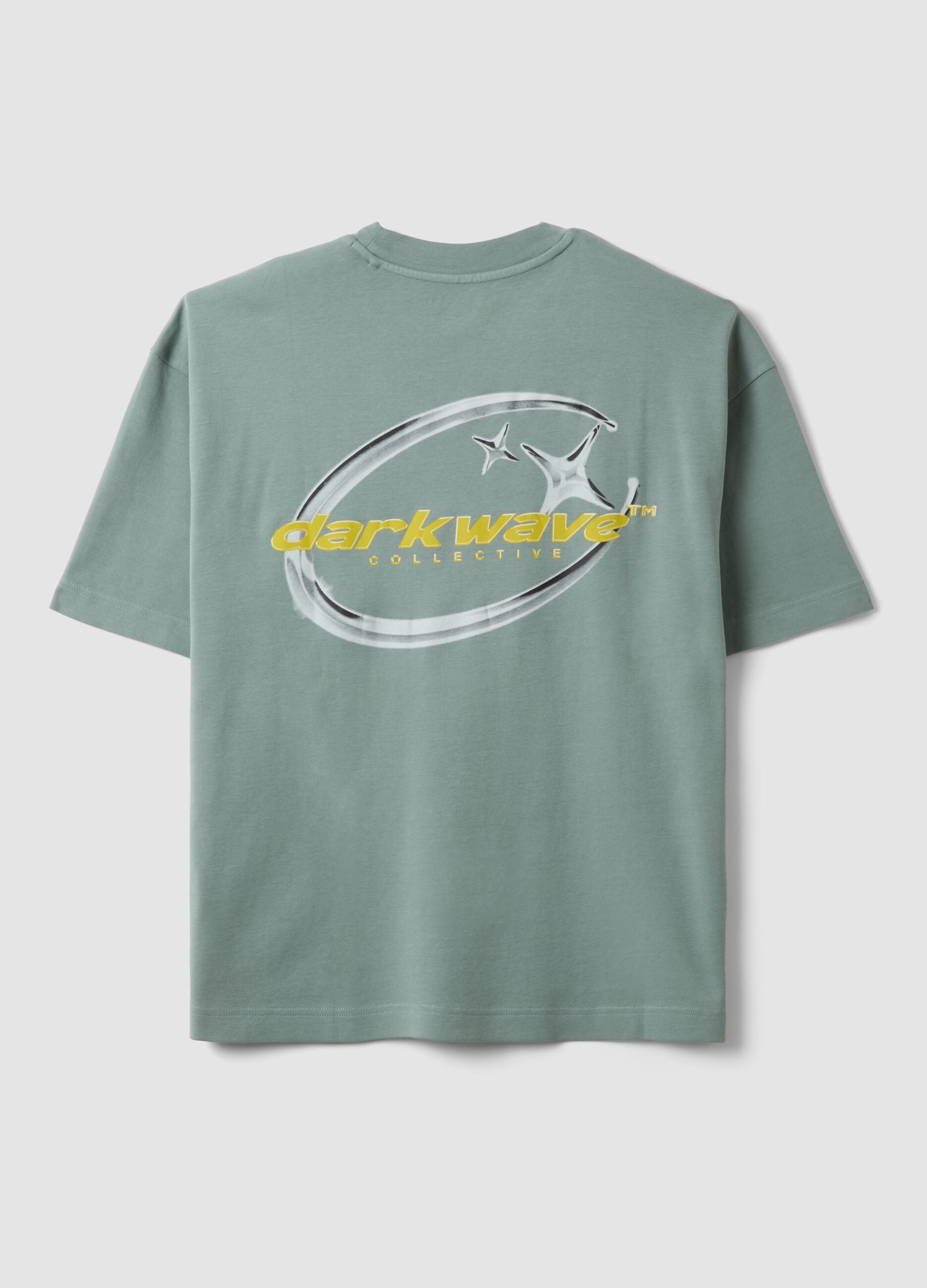 &Kappa;&alpha;&phi;έ &kappa;&omicron;&nu;&tau;ό T-shirt &alpha;&pi;ό 100% &beta;&alpha;&mu;&beta;ά&kappa;&iota; &mu;&epsilon; &sigma;&tau;ά&mu;&pi;&alpha;, boxy &gamma;&rho;&alpha;&mu;&mu;ή