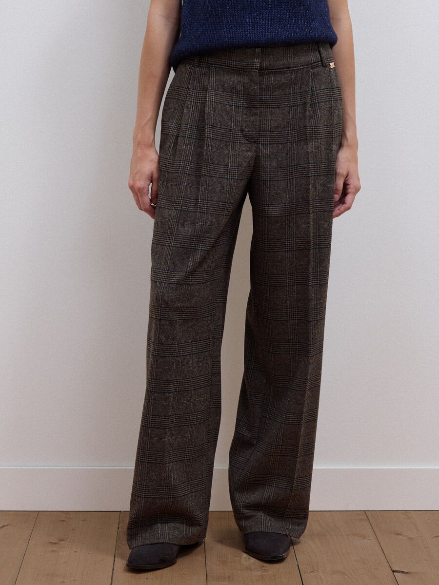 Pantaloni marroni wide leg in viscosa elasticizzata a quadri_1