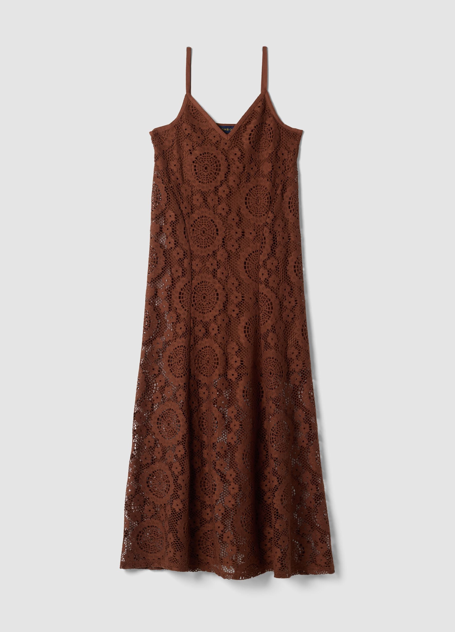 Vestido comprido castanho em crochet com decote em V, corte regular