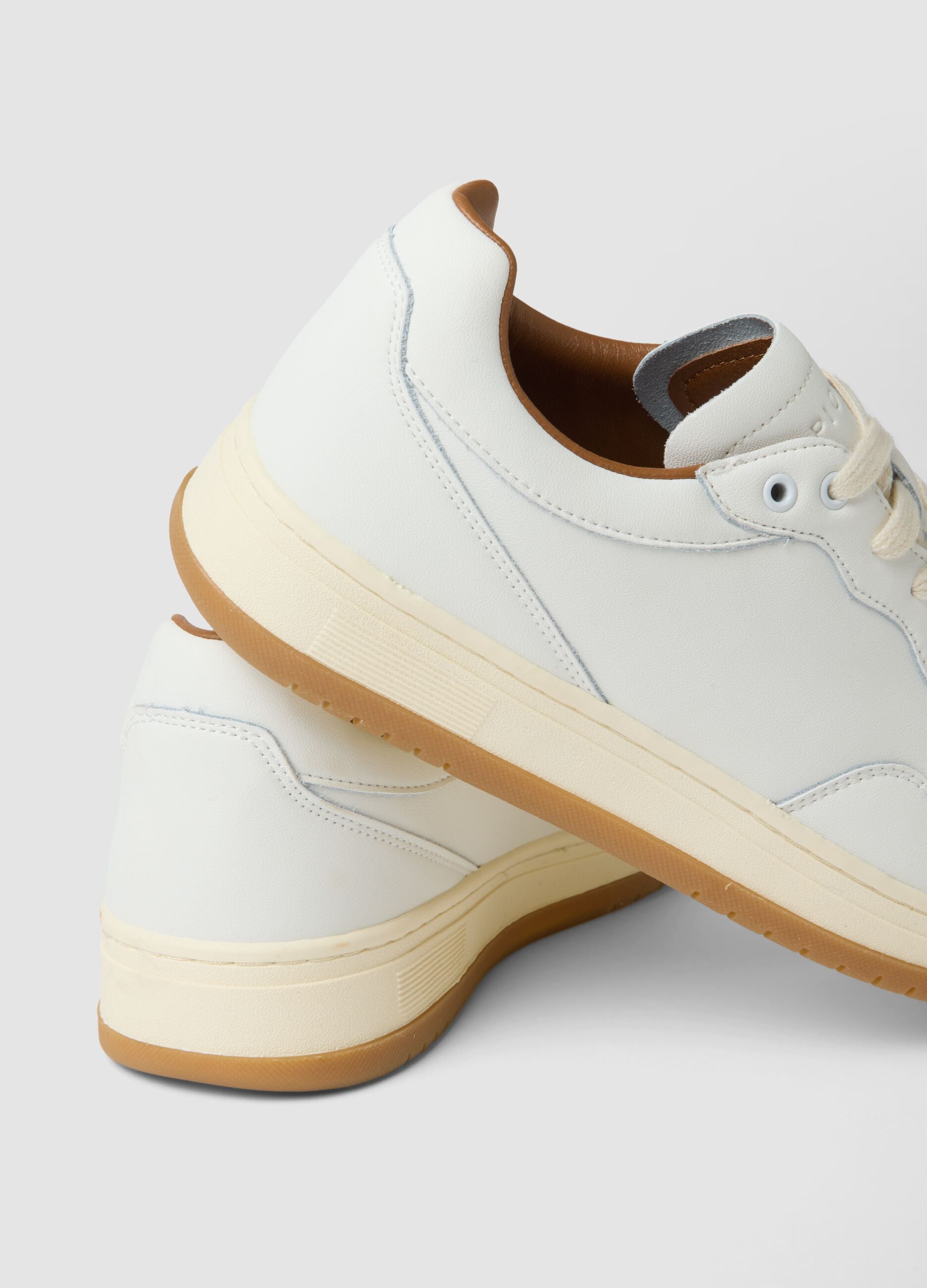 Wei&szlig;e Sneaker aus echtem Leder mit Kontrastsohle