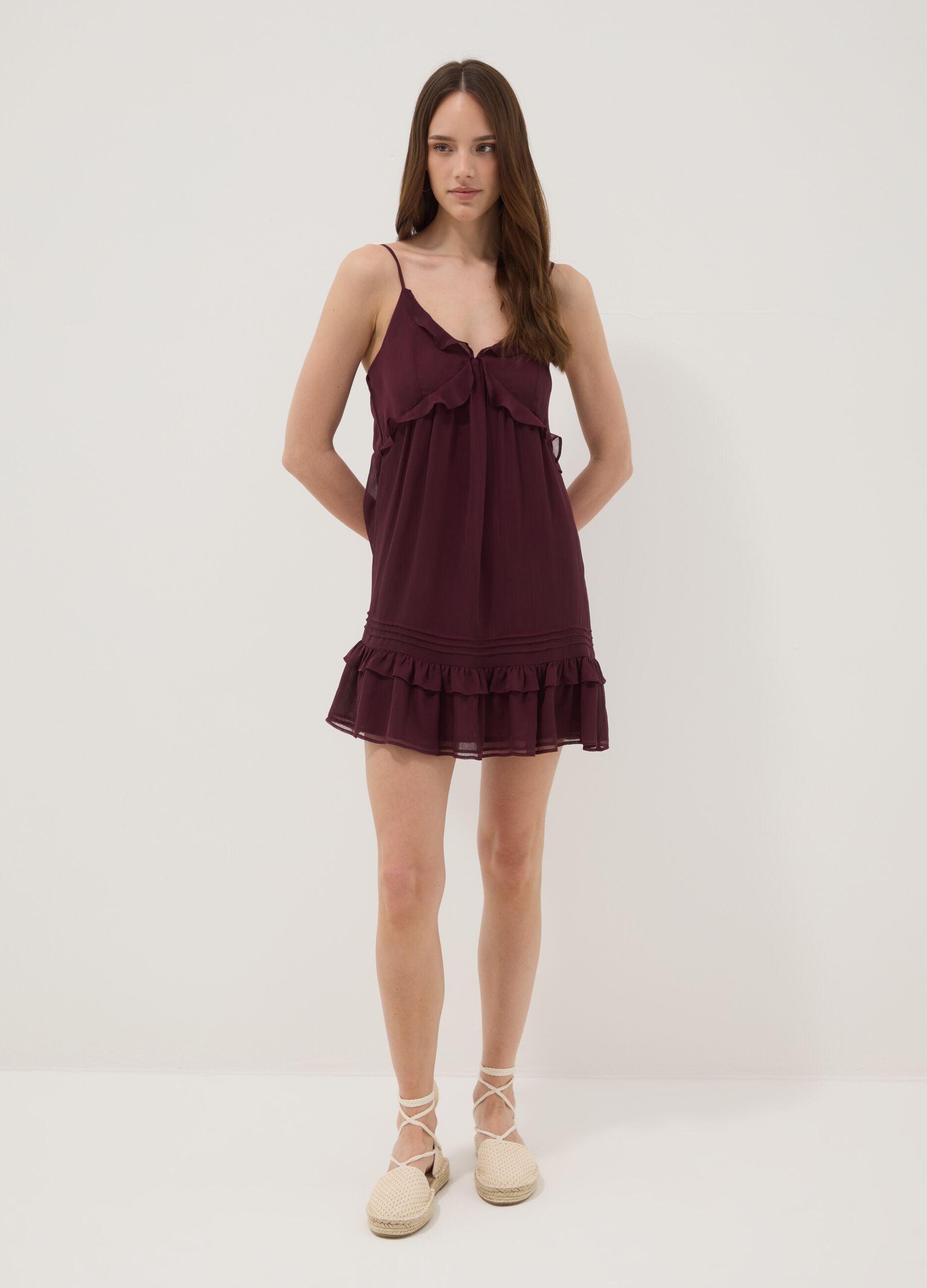 Violettes Minikleid mit Volants und tiefem Ausschnitt