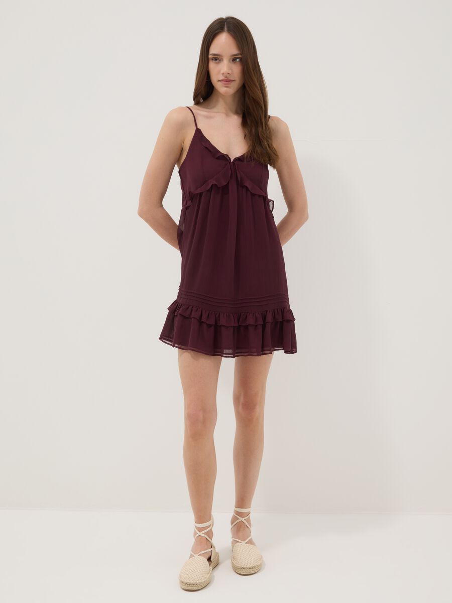 Violettes Minikleid mit Volants und tiefem Ausschnitt_0