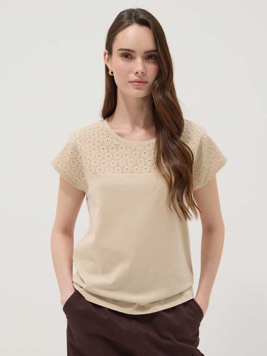 Camiseta beige de algod&oacute;n puro con encaje sangallo_1