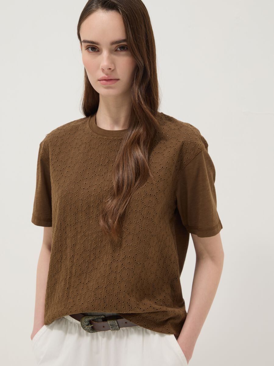Camiseta marr&oacute;n de puro algod&oacute;n con bordado sangallo_1