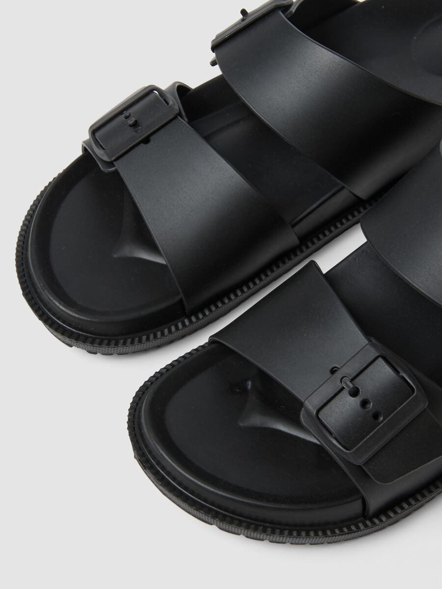 Sandalias negras con doble tira y hebillas_2