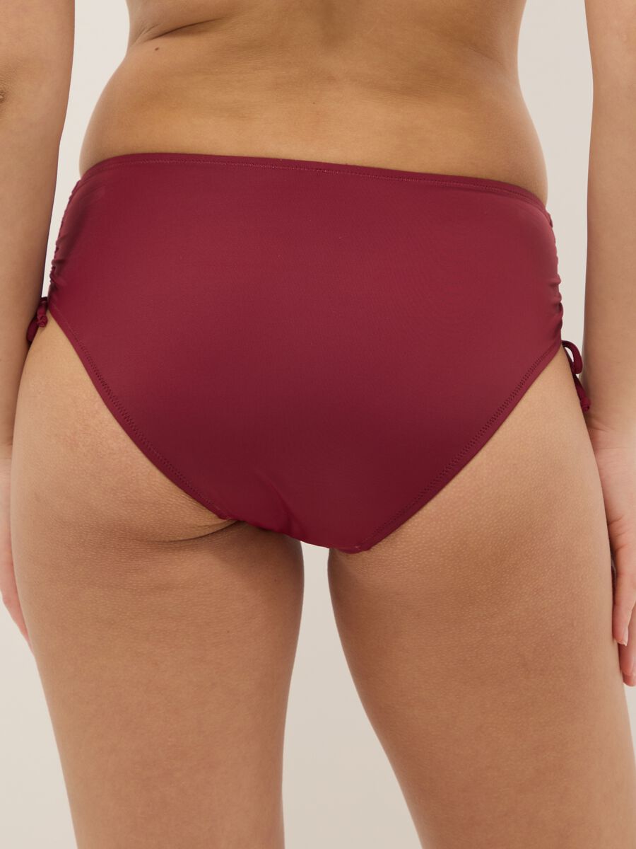 Rote elastische Bikinihose mit gerafften Seitendetails_3