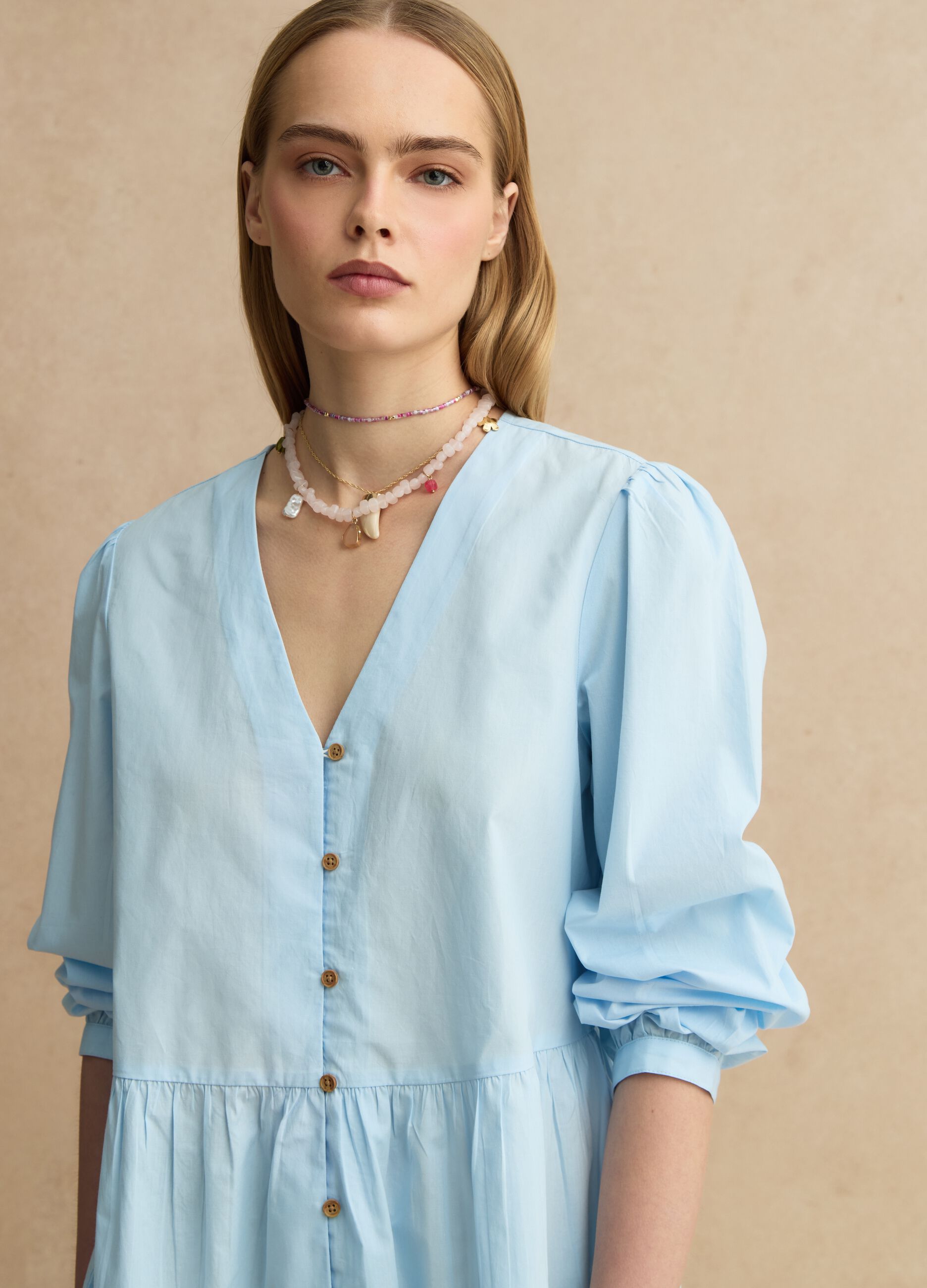 Blaues Baumwollkleid mit tiefem V-Ausschnitt, regular fit