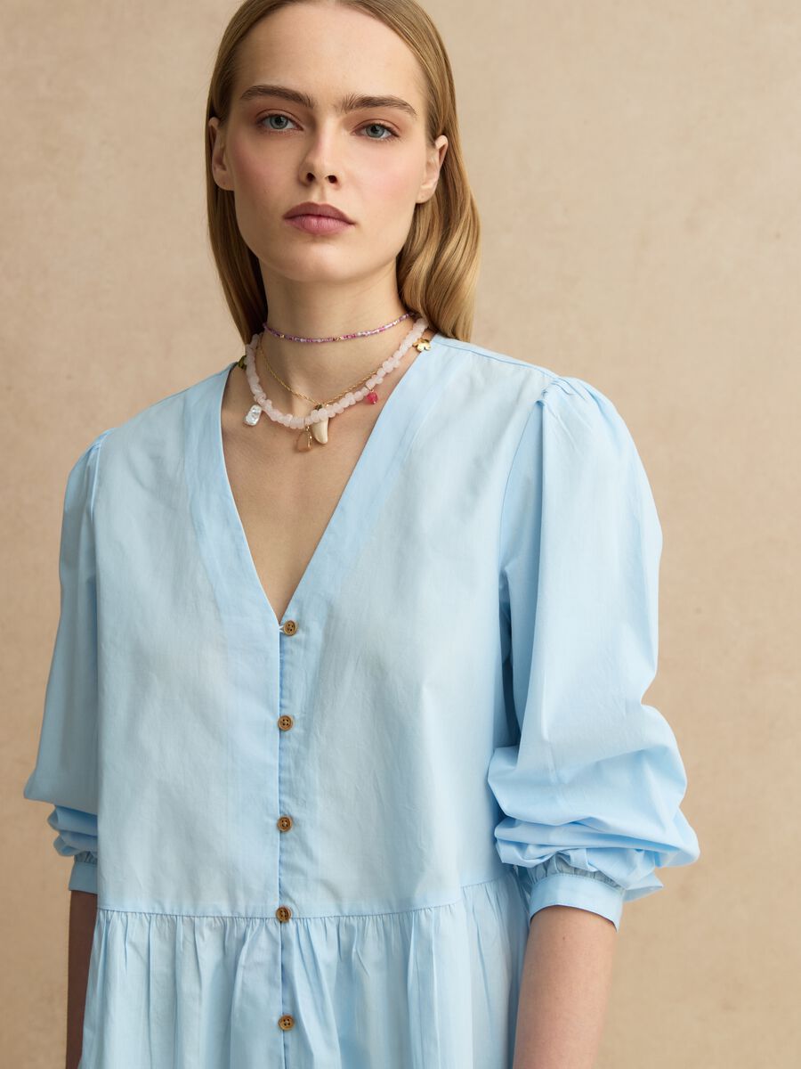 Blaues Baumwollkleid mit tiefem V-Ausschnitt, regular fit_0