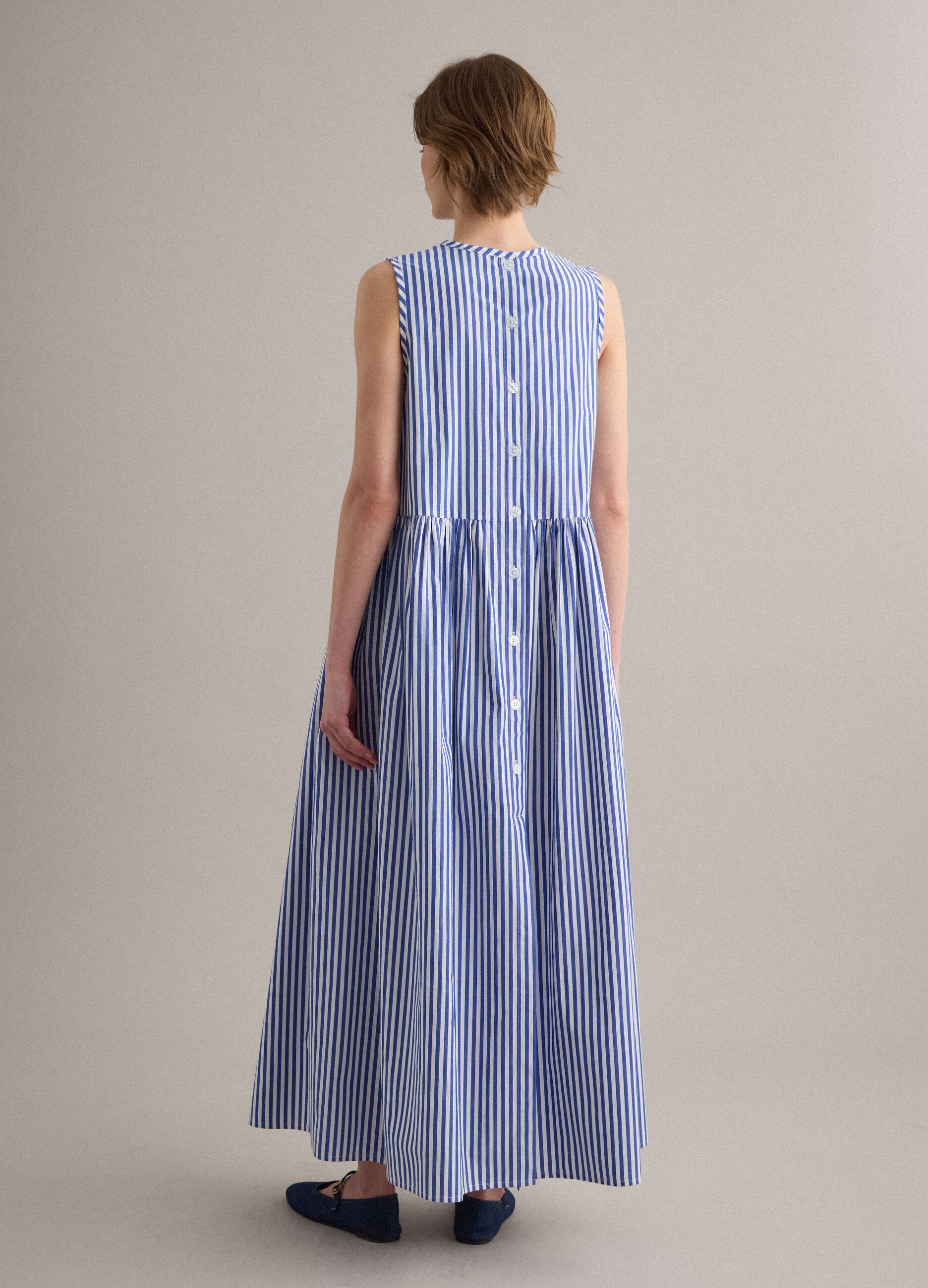 Vestido comprido em algod&atilde;o puro &agrave;s riscas multicolor, corte regular
