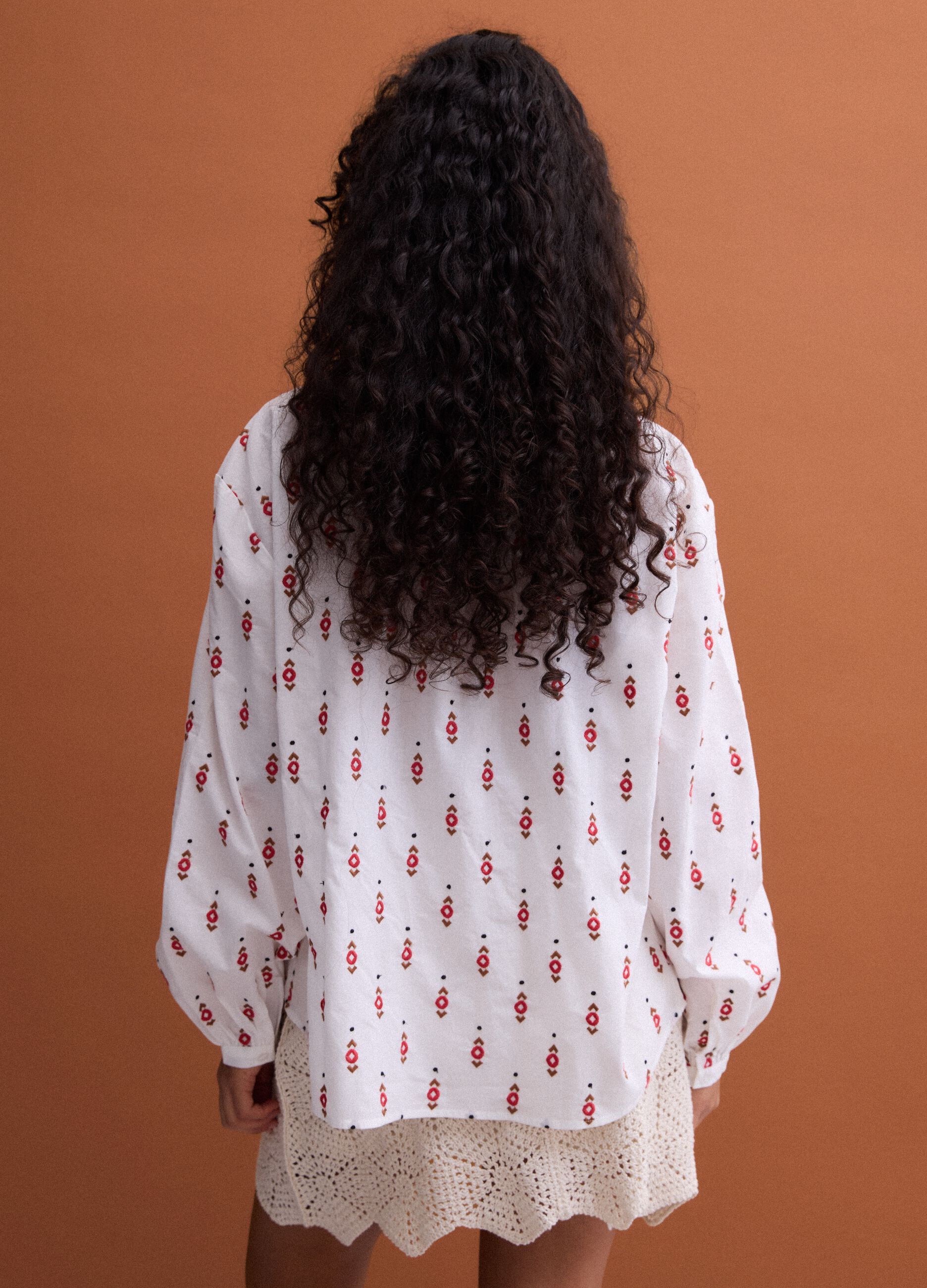 Camisa branca em algod&atilde;o puro com padr&atilde;o bordado, corte regular