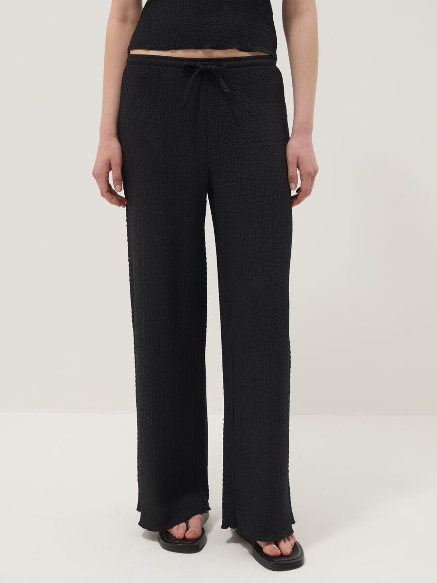 Schwarze Stretch-Hose mit weitem Bein und Crinkle-Optik_2