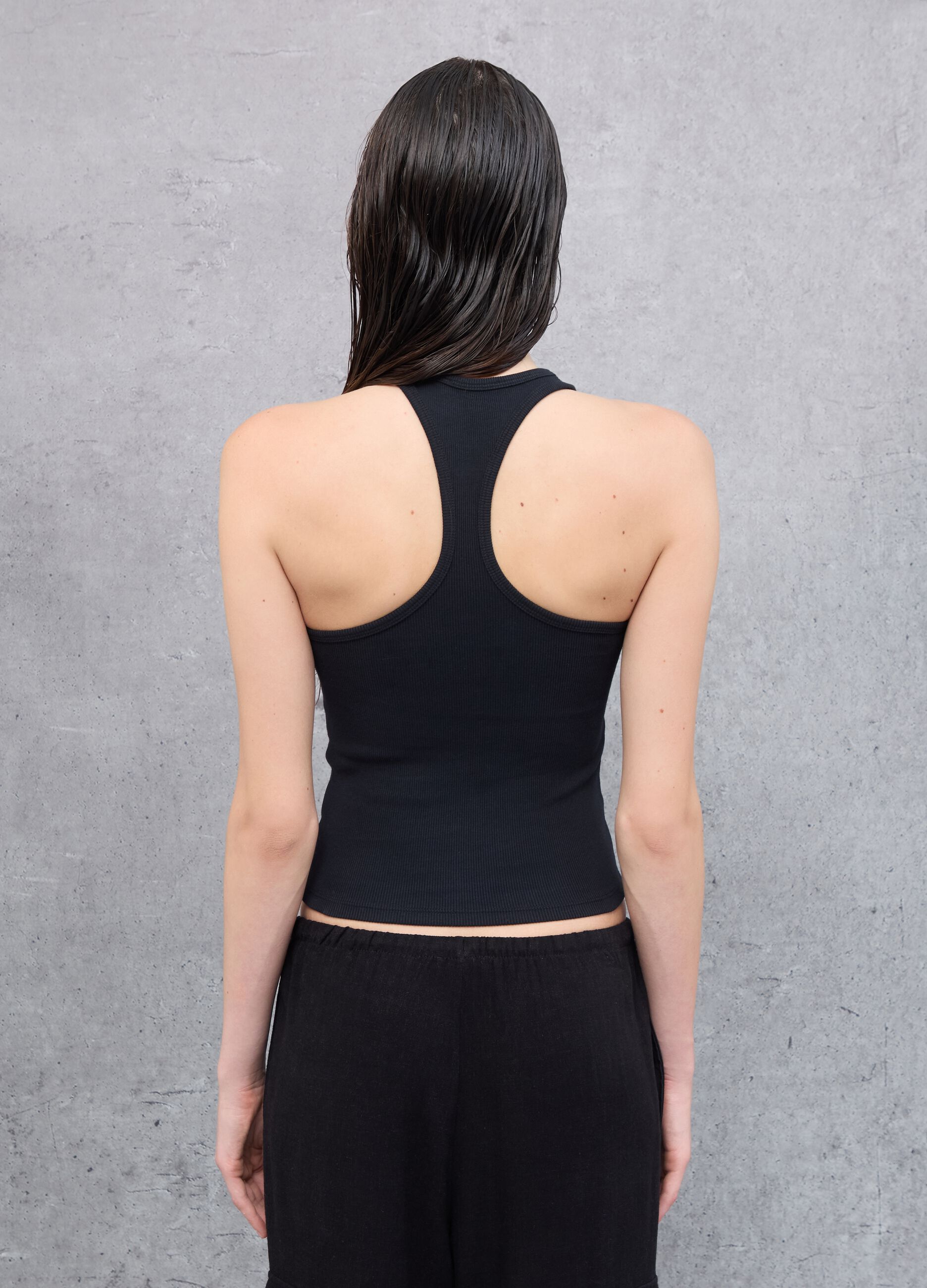 Schwarzes Tanktop mit Rundhalsausschnitt