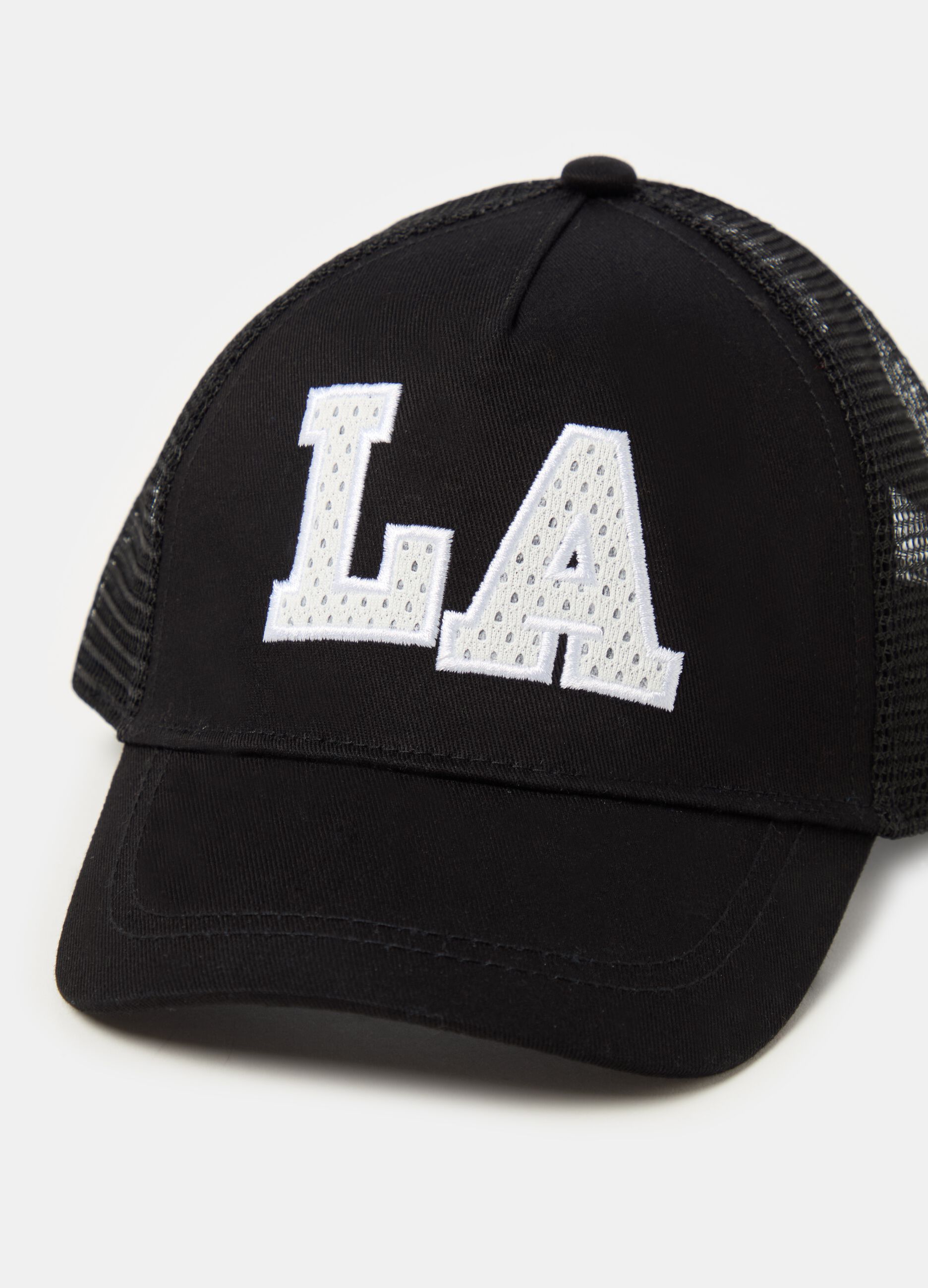 Baseball cap with LA embroidery
