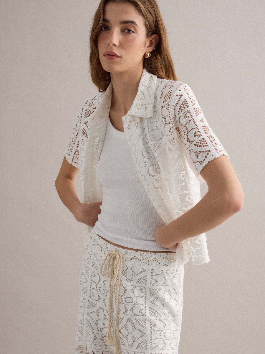 Polo branco perfurado de manga curta, corte regular_0