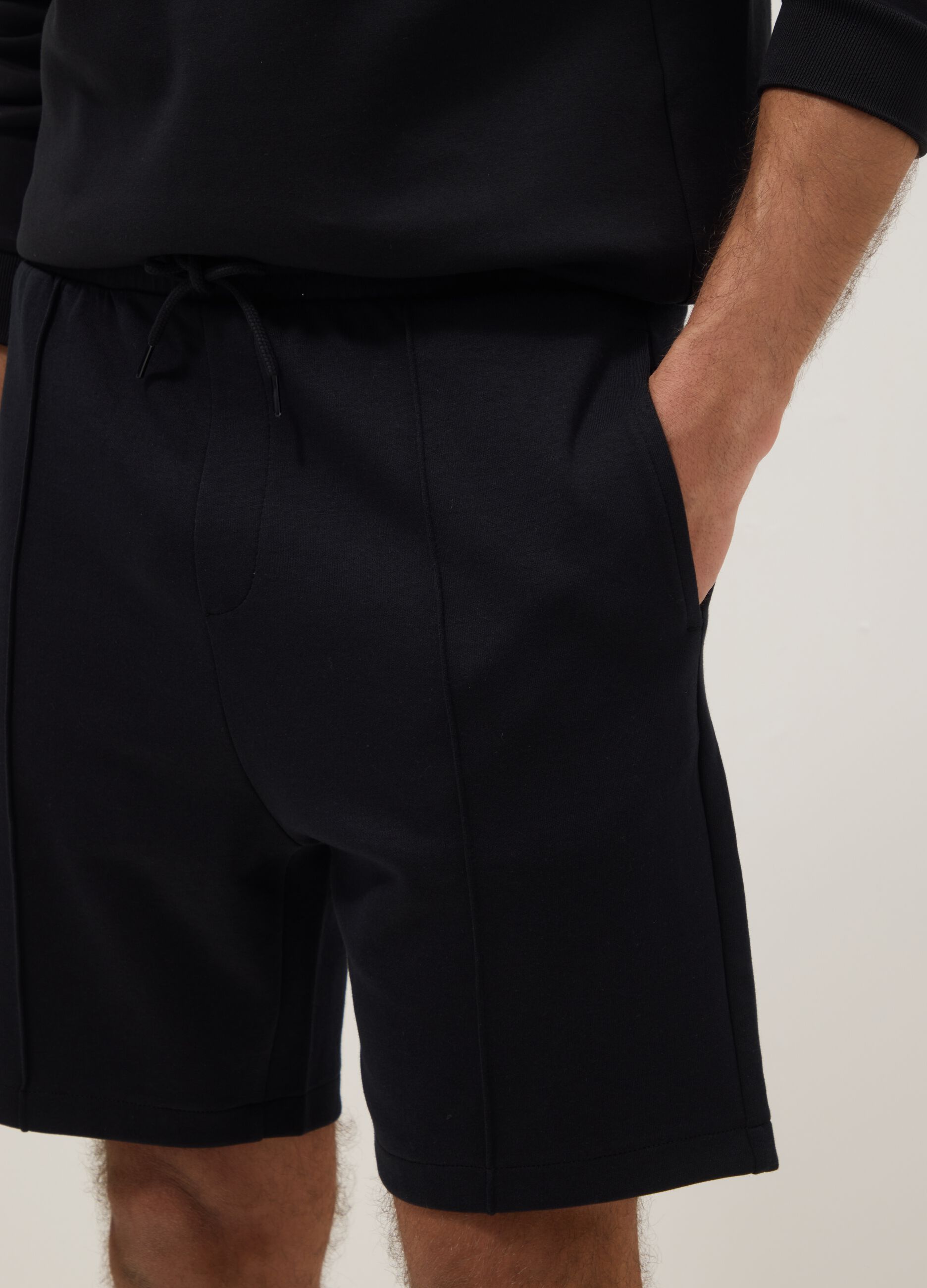 Schwarze Regular-Fit-Shorts aus Baumwollmix mit Kordelzug