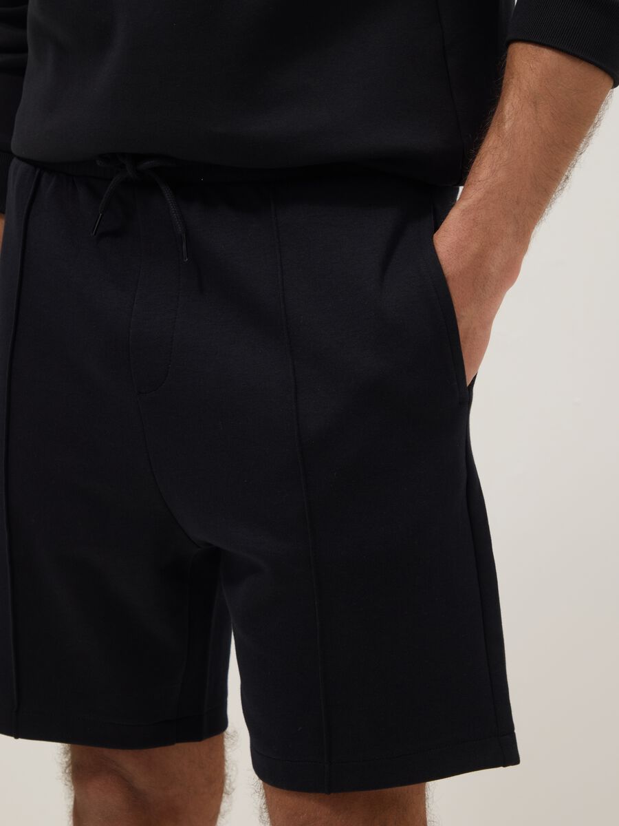 Schwarze Regular-Fit-Shorts aus Baumwollmix mit Kordelzug_3