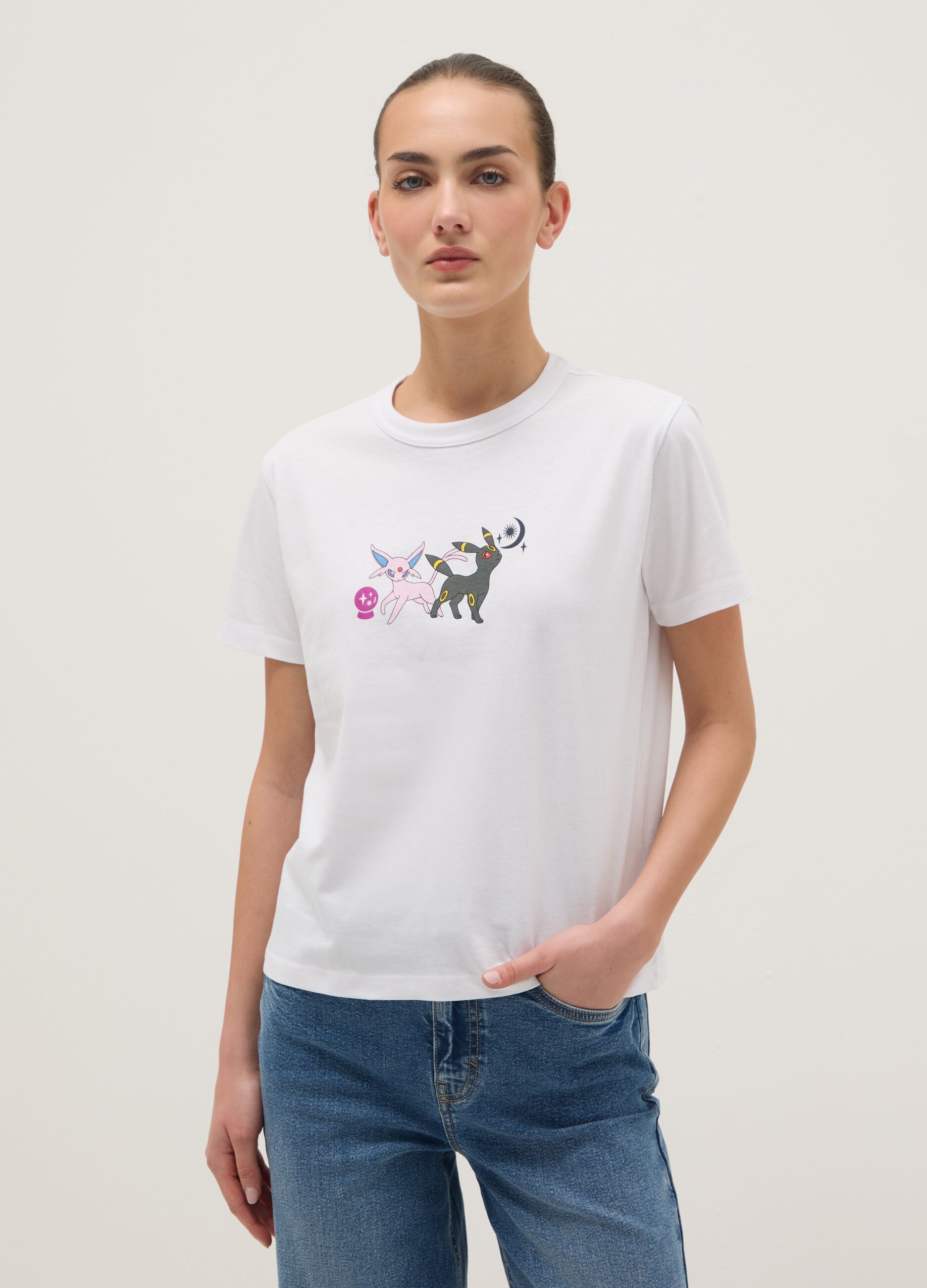 Camiseta blanca de algod&oacute;n puro, ajuste regular, con estampado