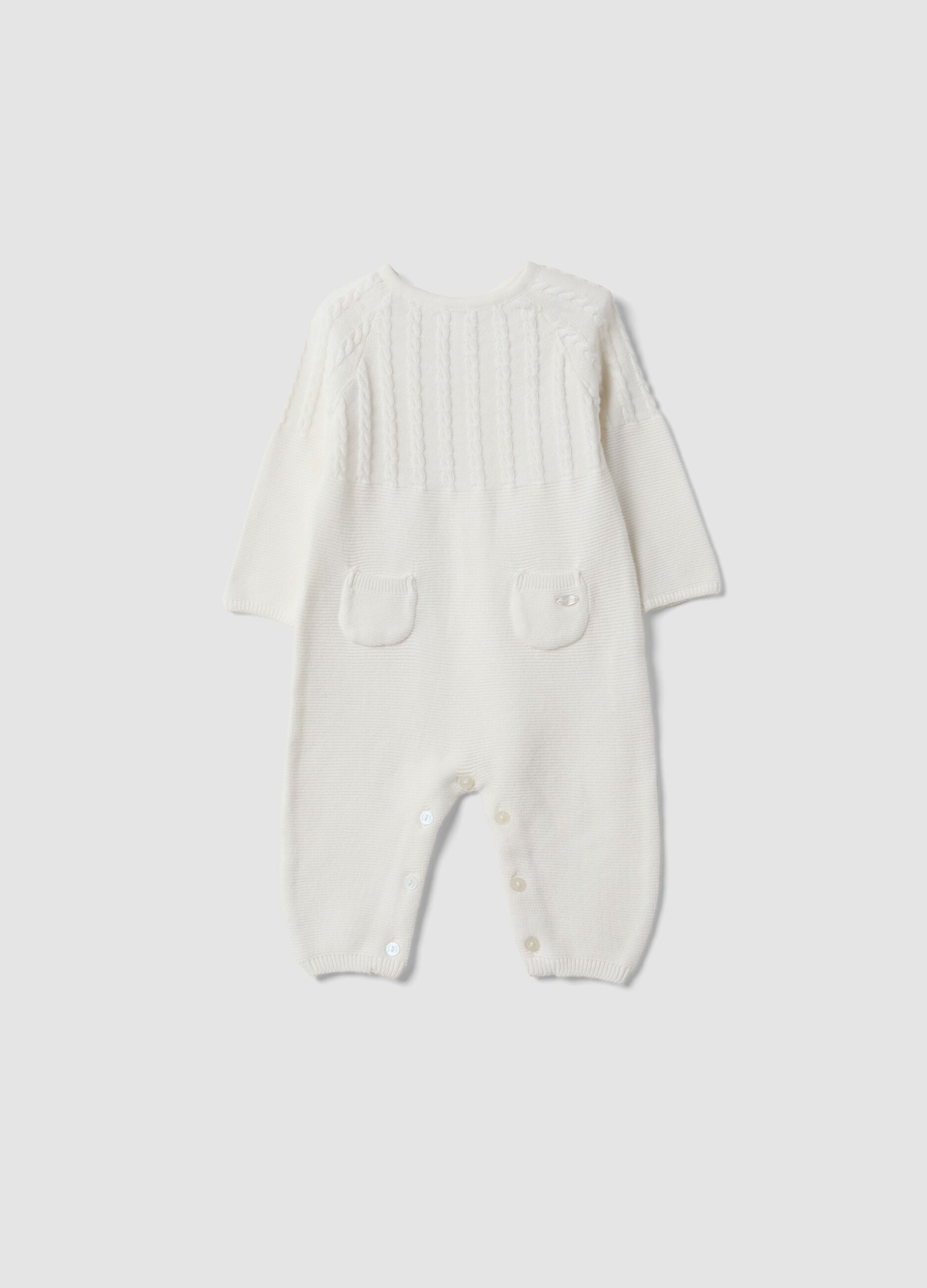 Babygrow branco em algod&atilde;o org&acirc;nico com detalhe de tran&ccedil;a
