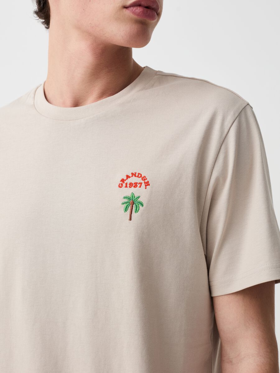 Camiseta con logo bordado y palmera_0