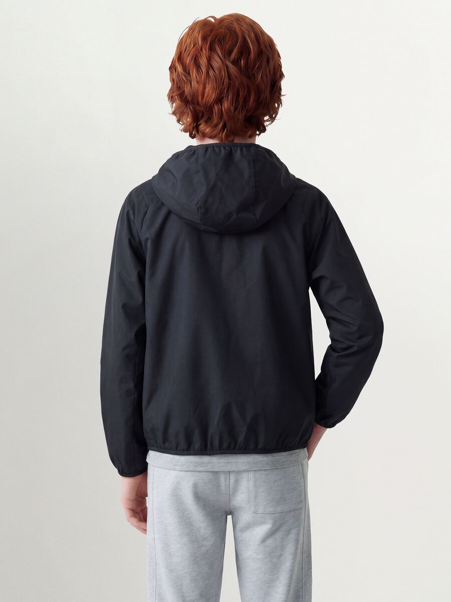 Schwarze Oversize-Regenjacke mit Kapuze und Reissverschluss f&uuml;r Jungen_3