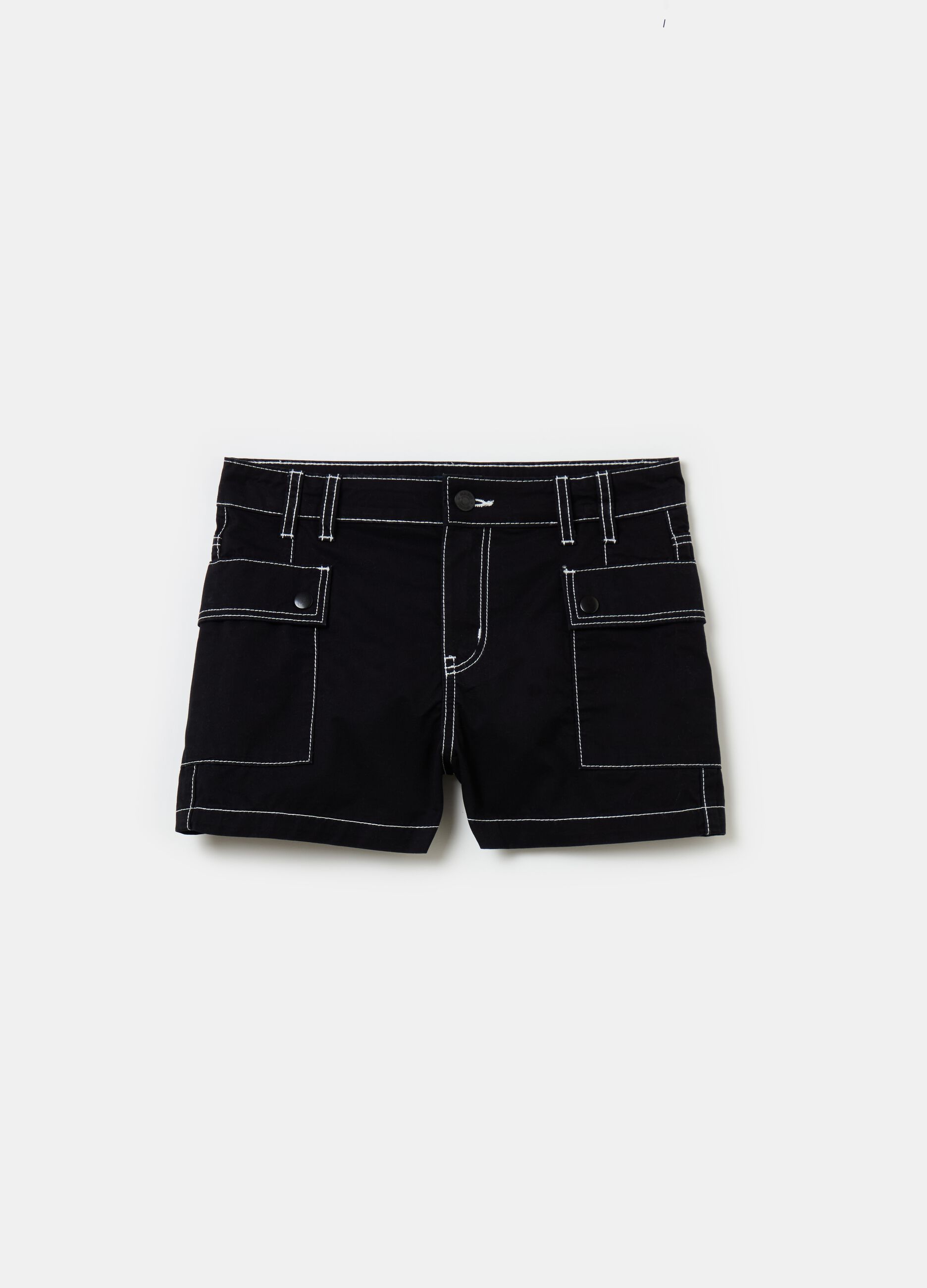 Cargo shorts with contrasting stitching