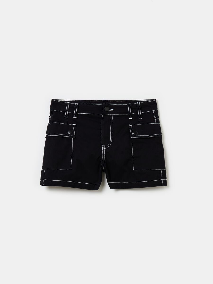 Cargo shorts with contrasting stitching_0