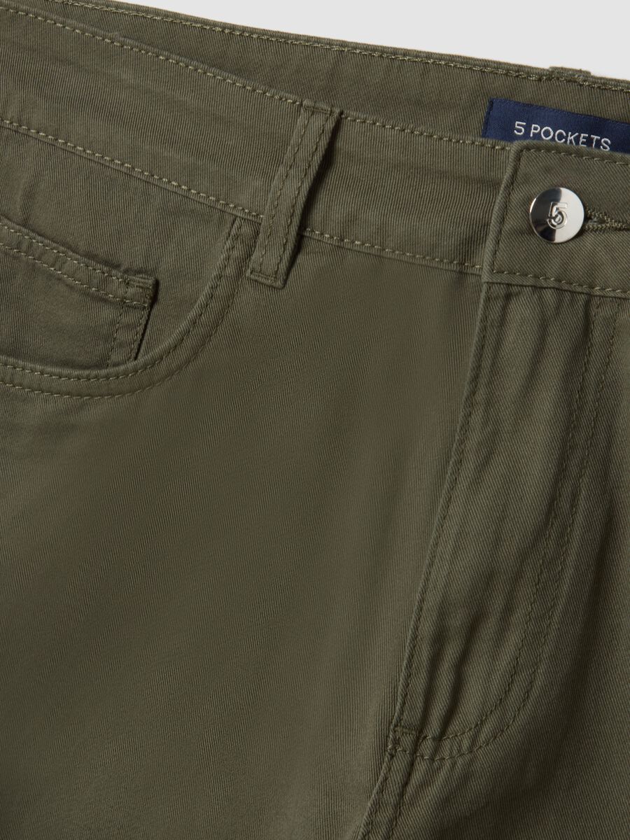 Gr&uuml;ne Regular-Fit-Shorts aus reiner Baumwolle_5