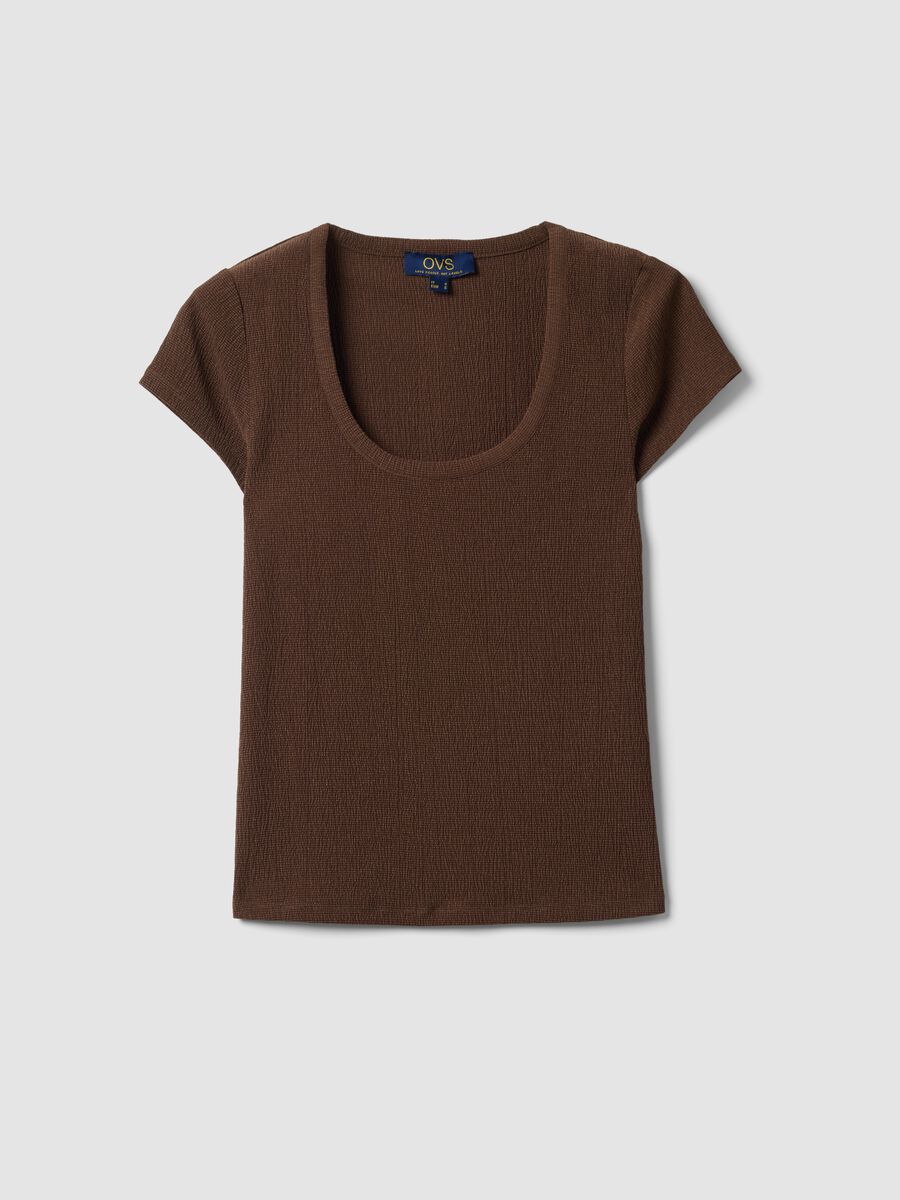 Camiseta marr&oacute;n de tejido el&aacute;stico_4