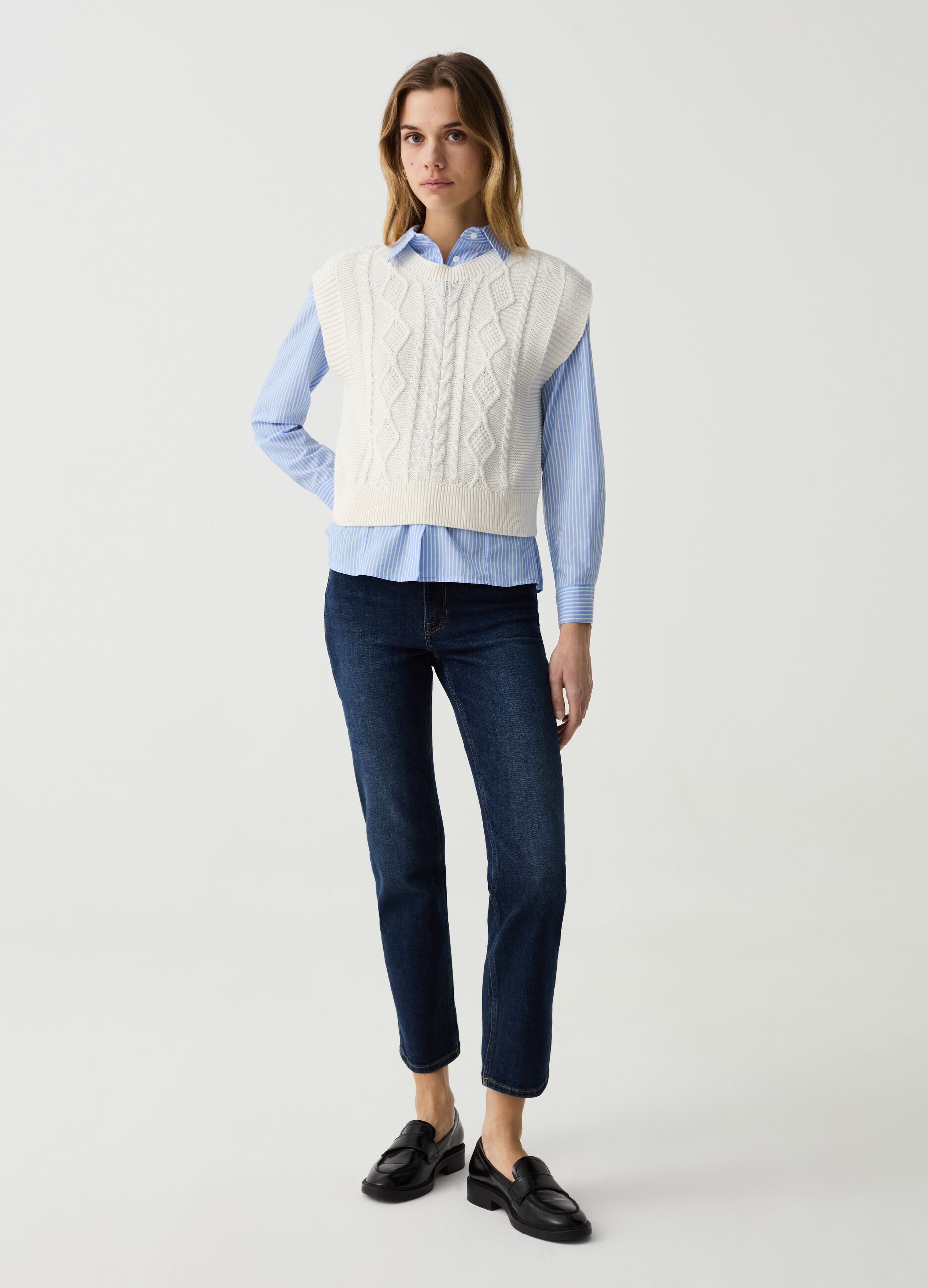Closed gilet with cable-knit design