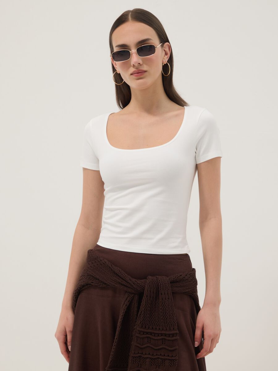 Camiseta blanca de algod&oacute;n el&aacute;stico con escote cuadrado_0