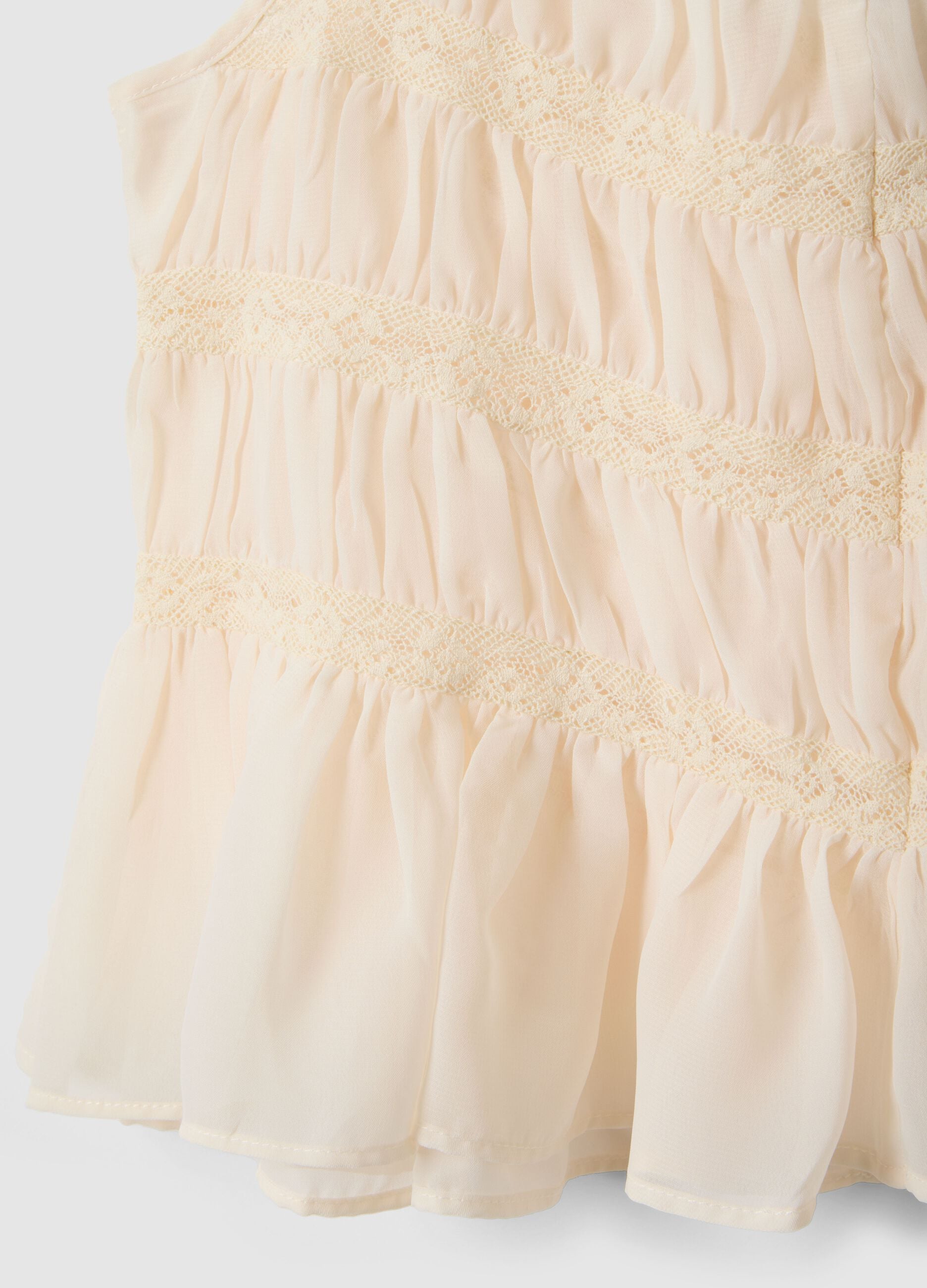 Top smanicato con lavorazione arricciata a balze e inserti in pizzo crochet