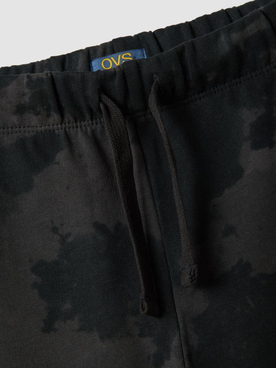 Pantaloni jogger neri in puro cotone con stampa sfumata per ragazzo_5
