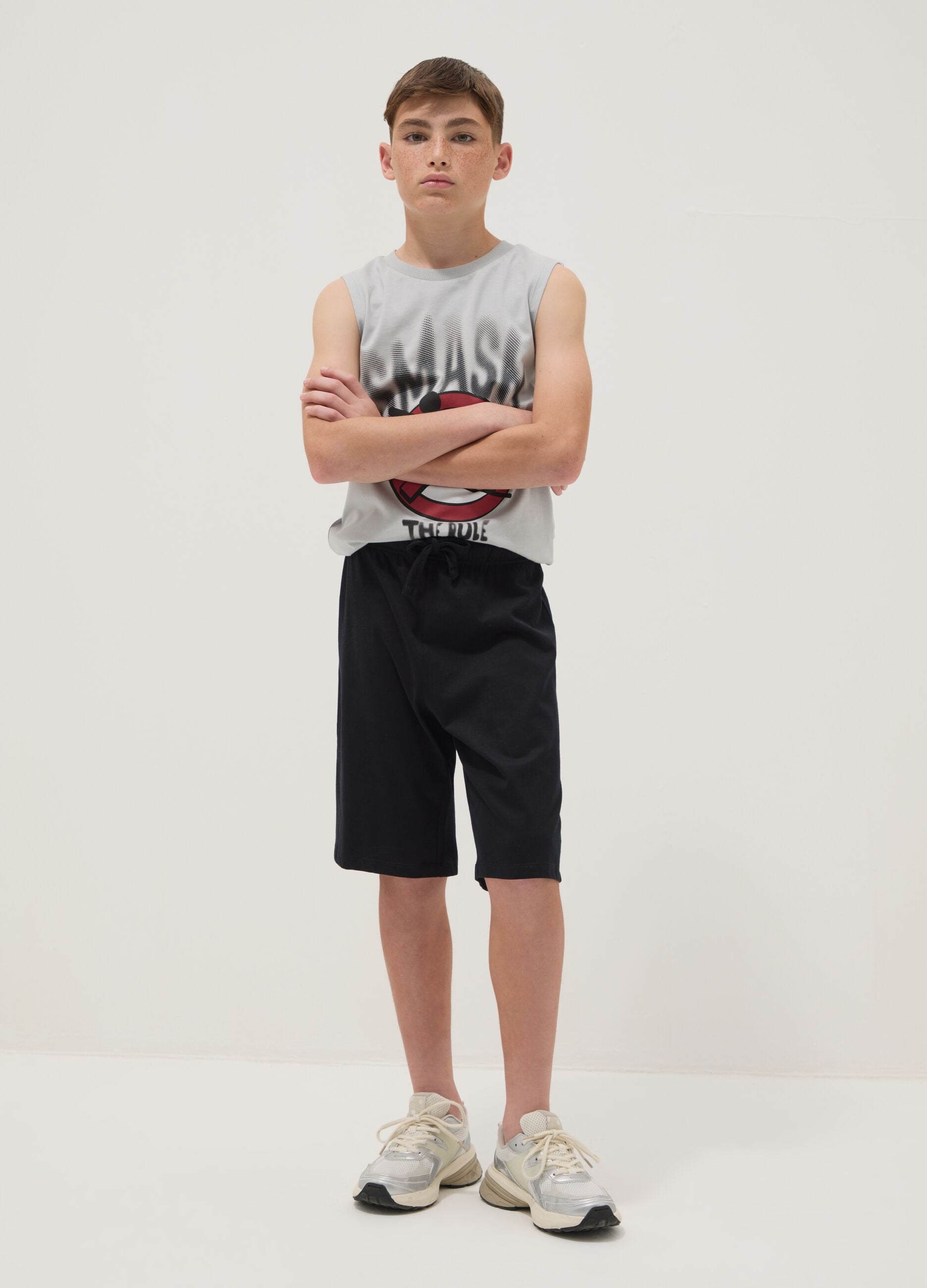 Boys&rsquo; black regular-fit shorts in 100% organic cotton