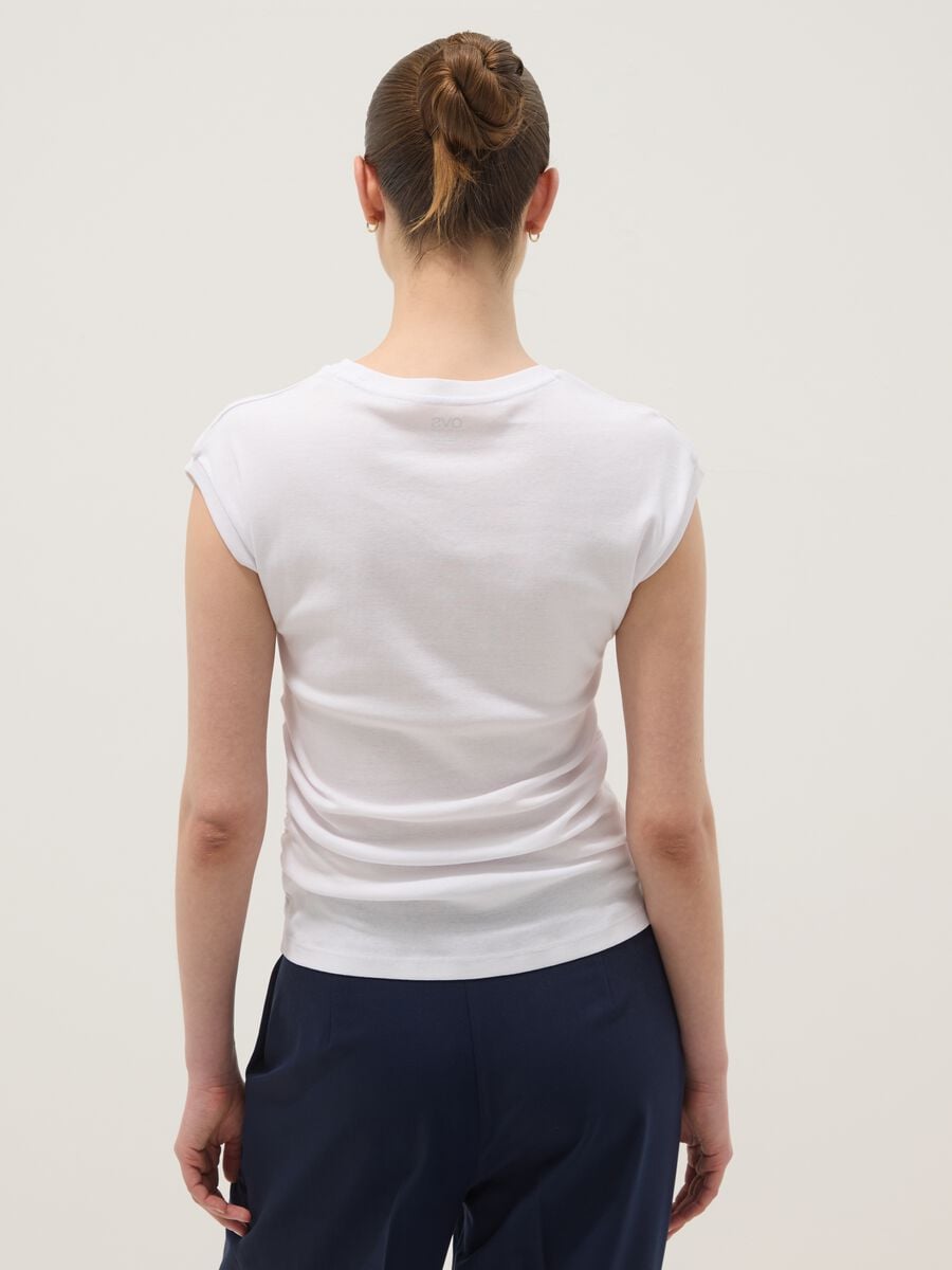 Camiseta de tirantes blanca de algod&oacute;n puro con fruncidos laterales, corte regular_3