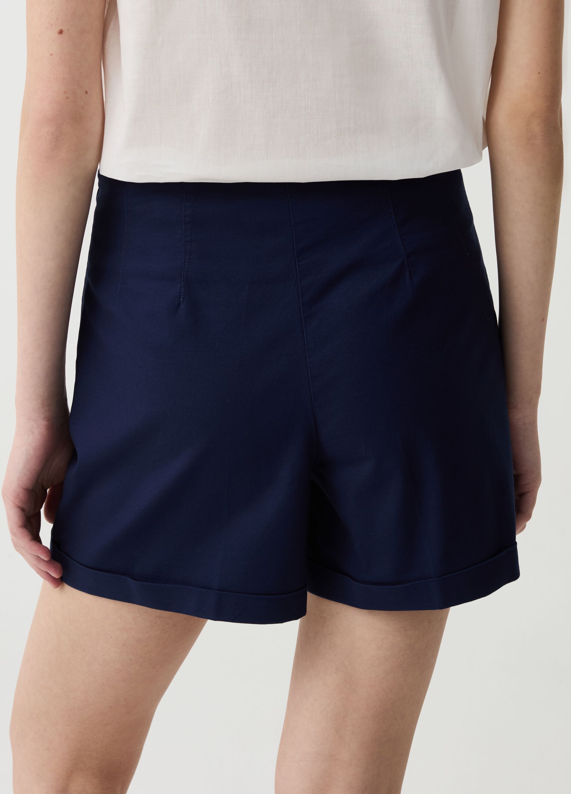 Shorts de algodón elástico con bajos vueltos