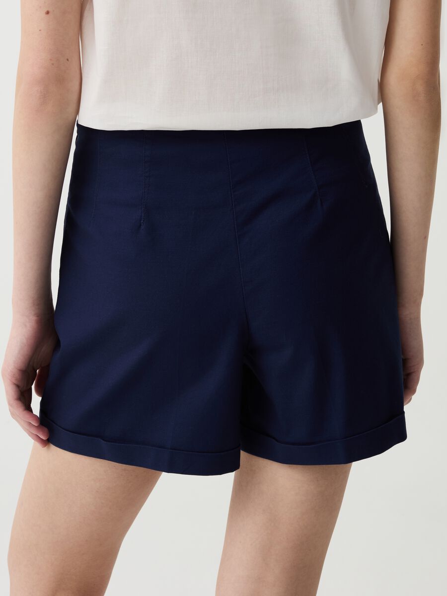 Shorts de algodón elástico con bajos vueltos_1