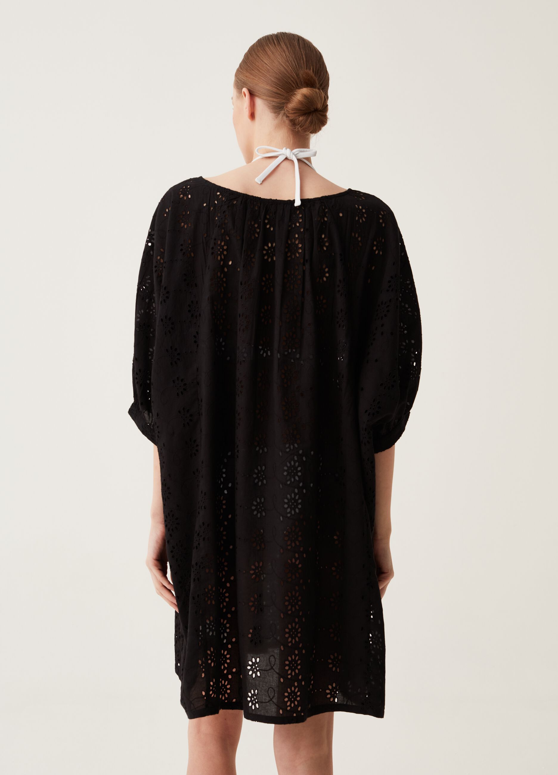 Beach cover-up in 100% cotton broderie anglaise.