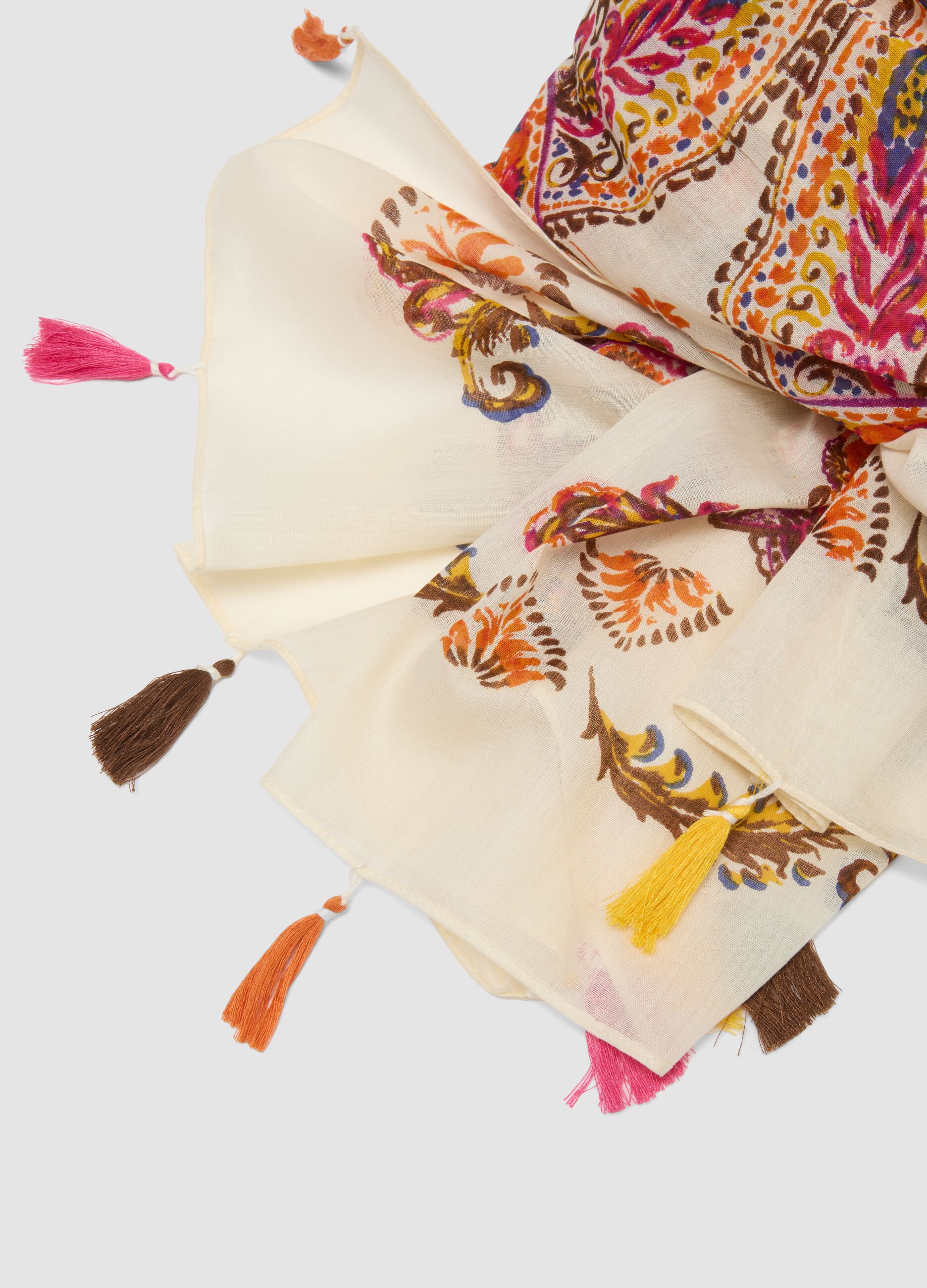 Pa&ntilde;uelo blanco de algod&oacute;n puro con estampado paisley y borlas