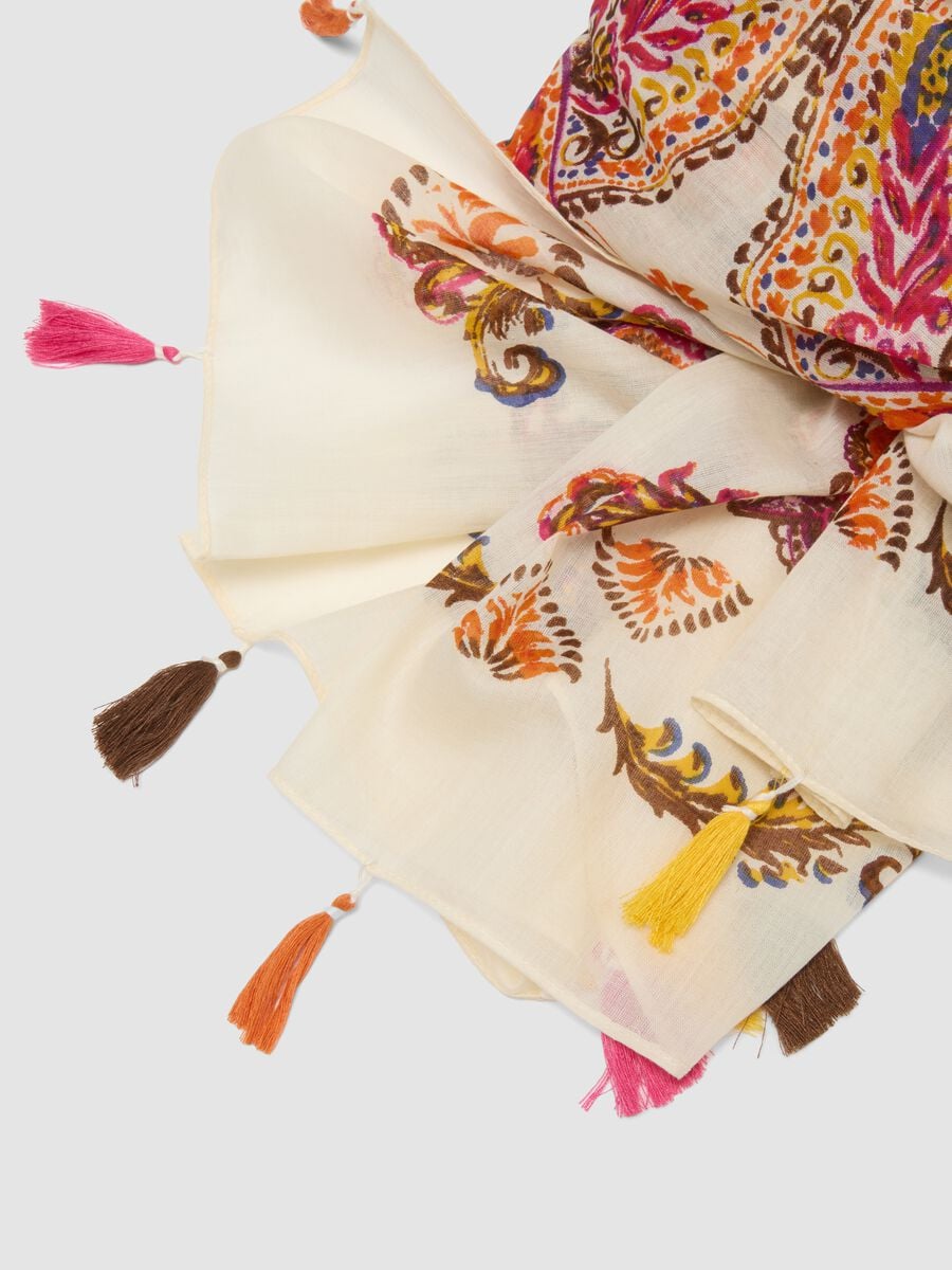 Foulard blanc en pur coton avec motif paisley et pompons_1