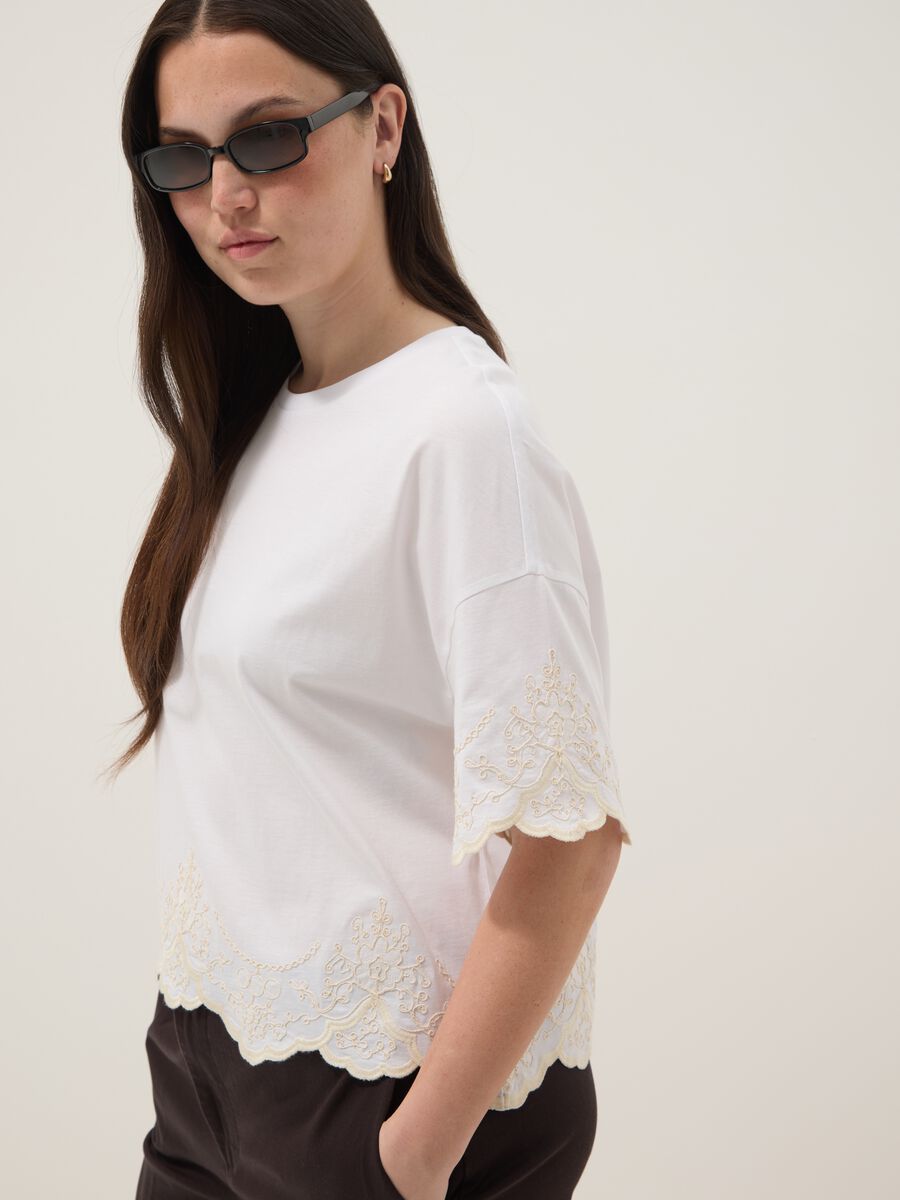 Weisses T-Shirt aus reiner Baumwolle mit Stickereien, Regular Fit_0