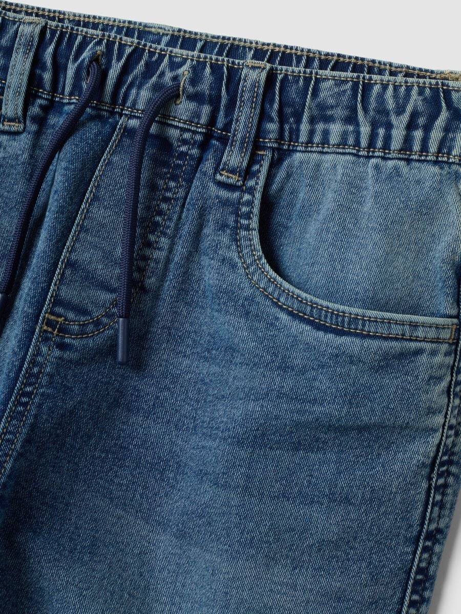 Jeans blu in cotone elasticizzato con vita elasticizzata per ragazzo_2