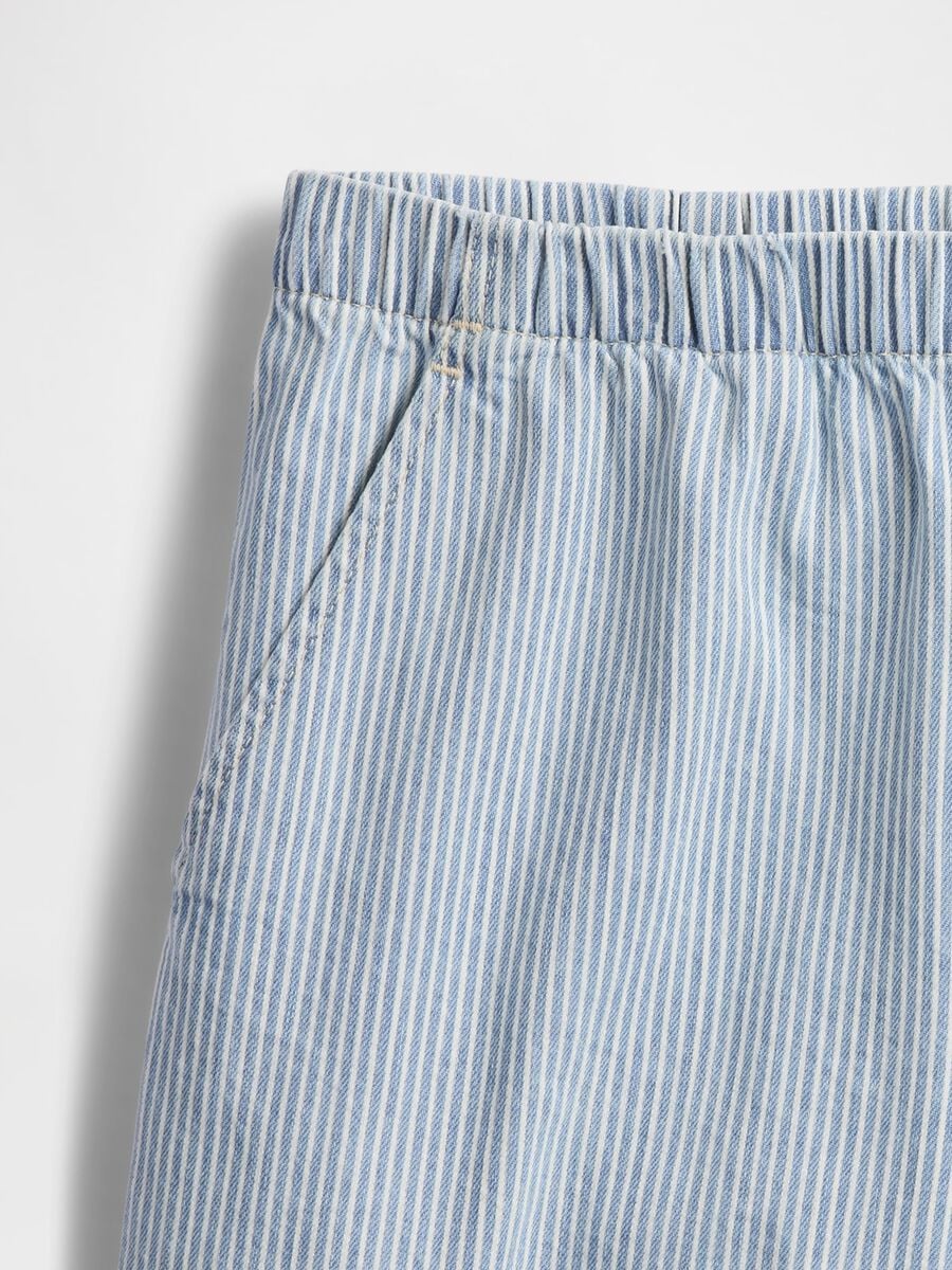 Hellblaue gestreifte Denim-Shorts_7