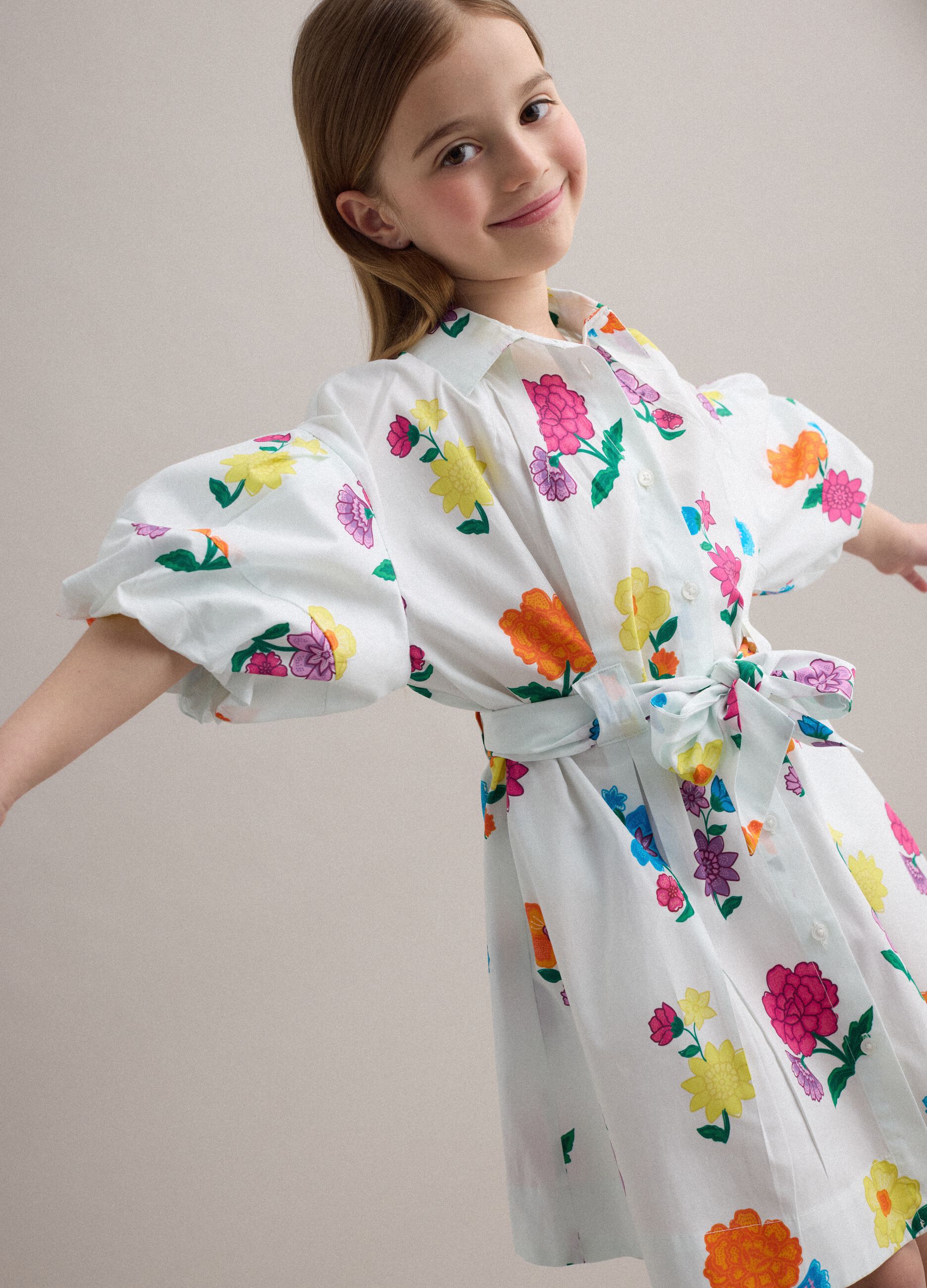 Vestido blanco de ni&ntilde;a de algod&oacute;n puro con estampado floral, corte regular