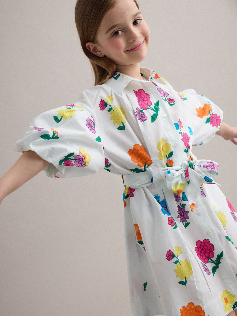 Vestido branco de menina em algod&atilde;o puro com padr&atilde;o floral, corte regular_0