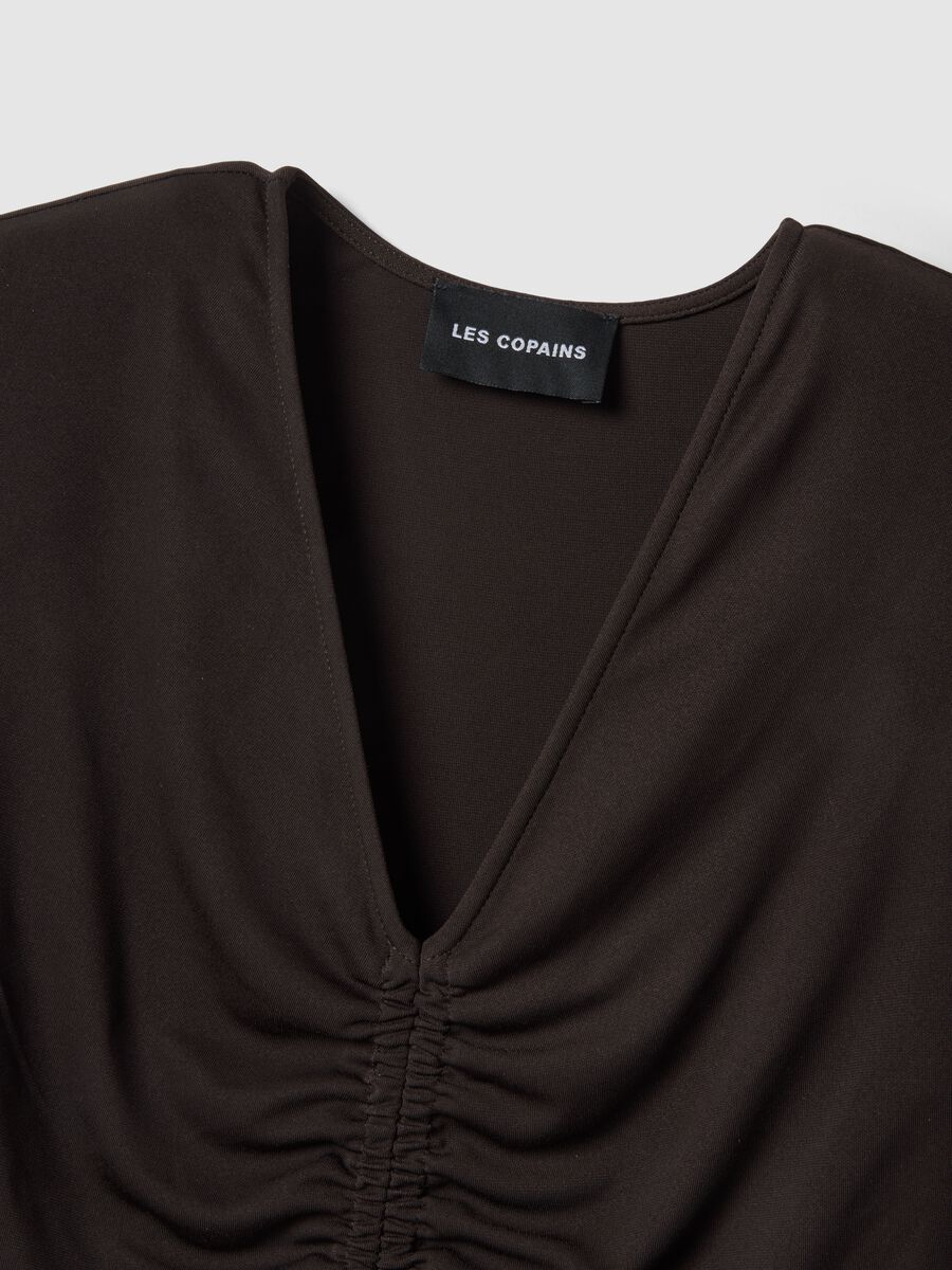 Abito nero con scollo a V arricciato_5