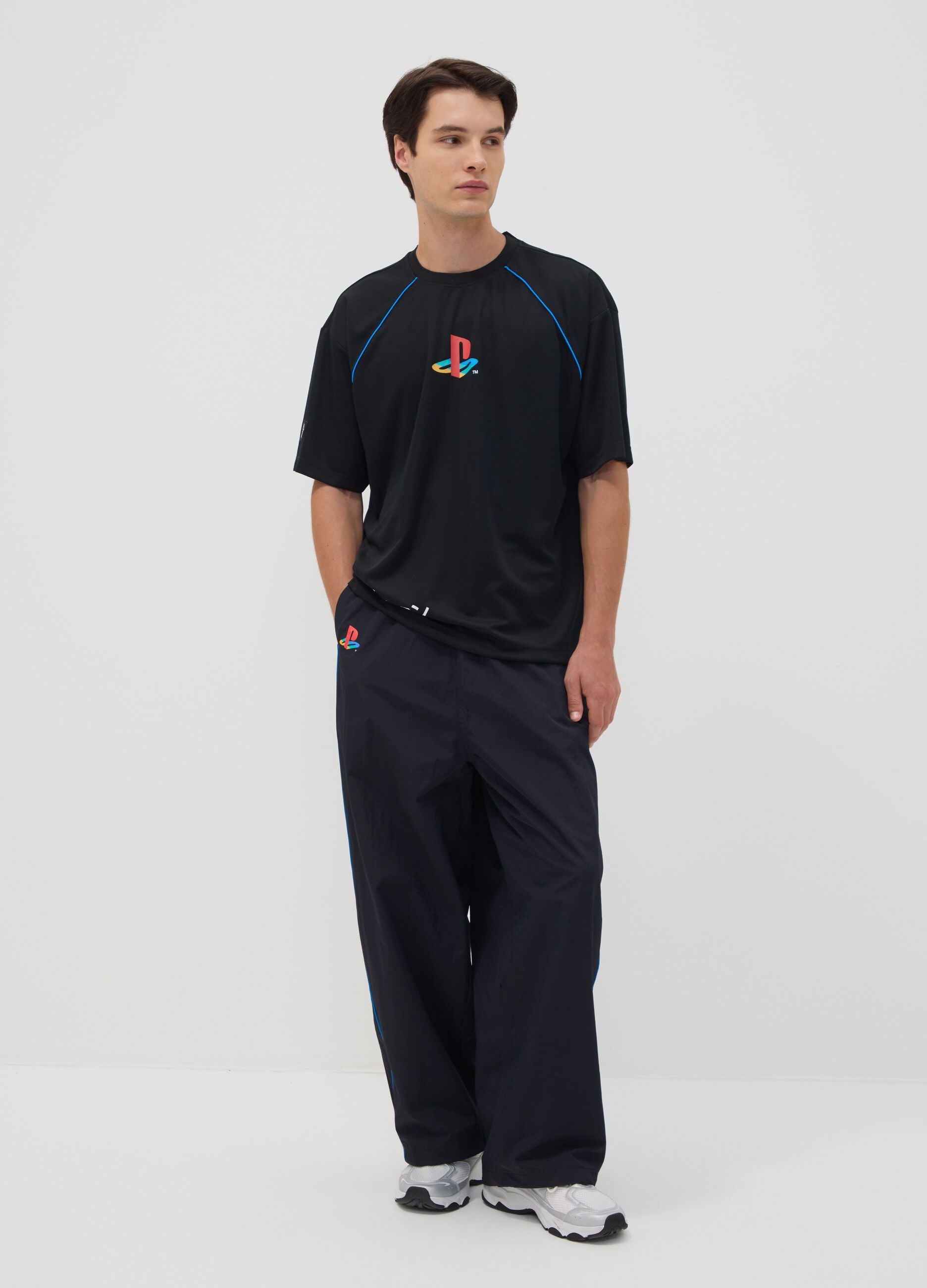 T-shirt preta PlayStation com log&oacute;tipo e debruns em contraste