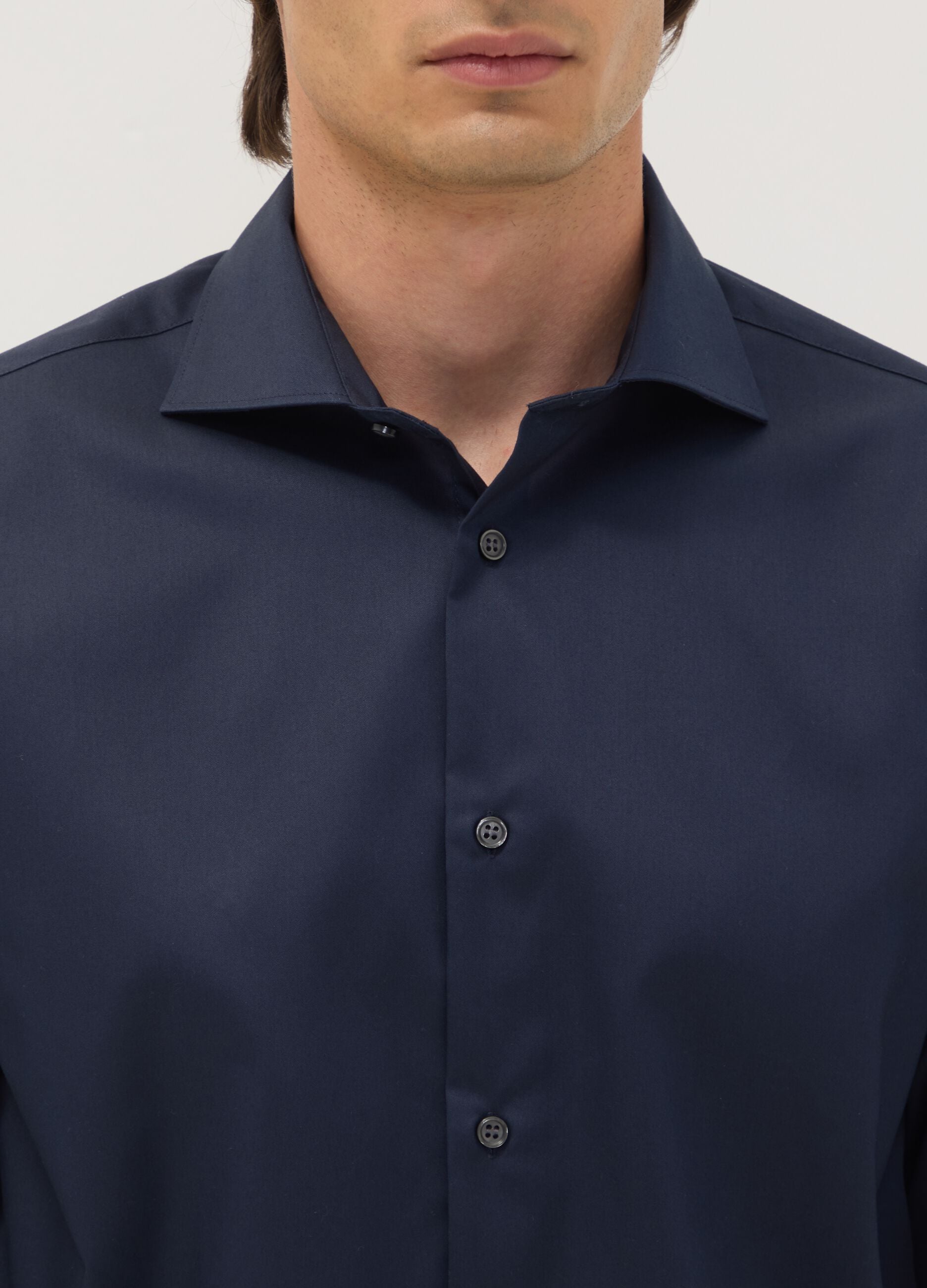 Camisa azul em algod&atilde;o puro com colarinho cl&aacute;ssico, corte regular, sem passar a ferro